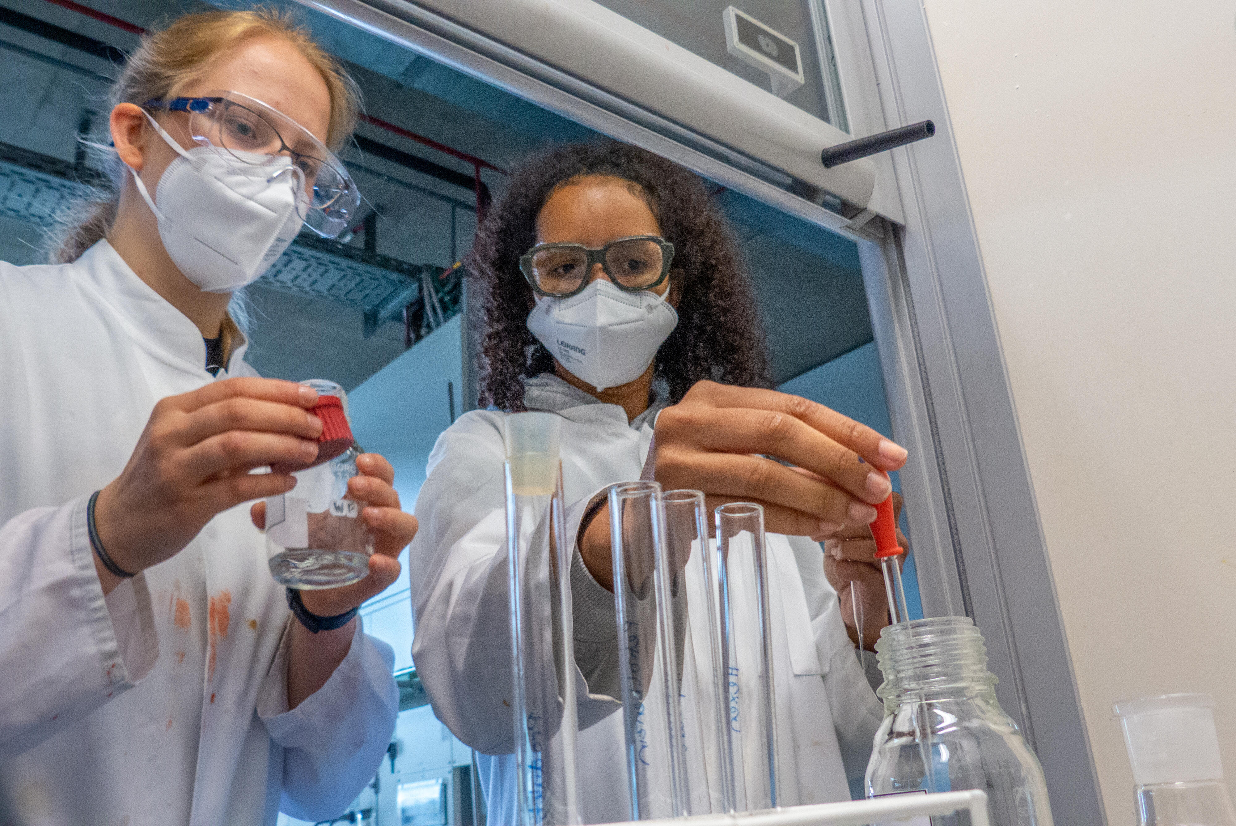 Schülerinnen im Labor