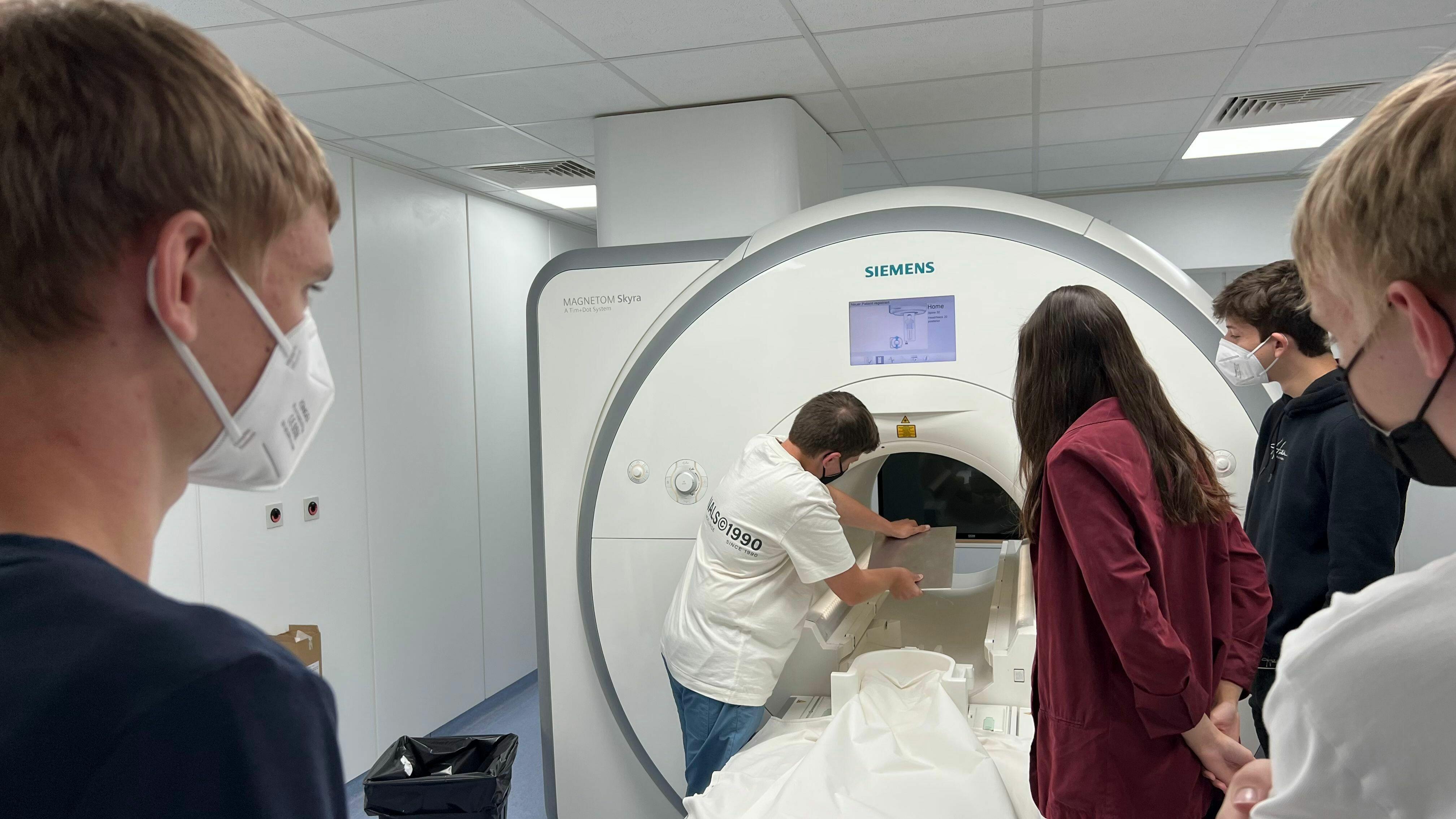 Jungforscher am MRT