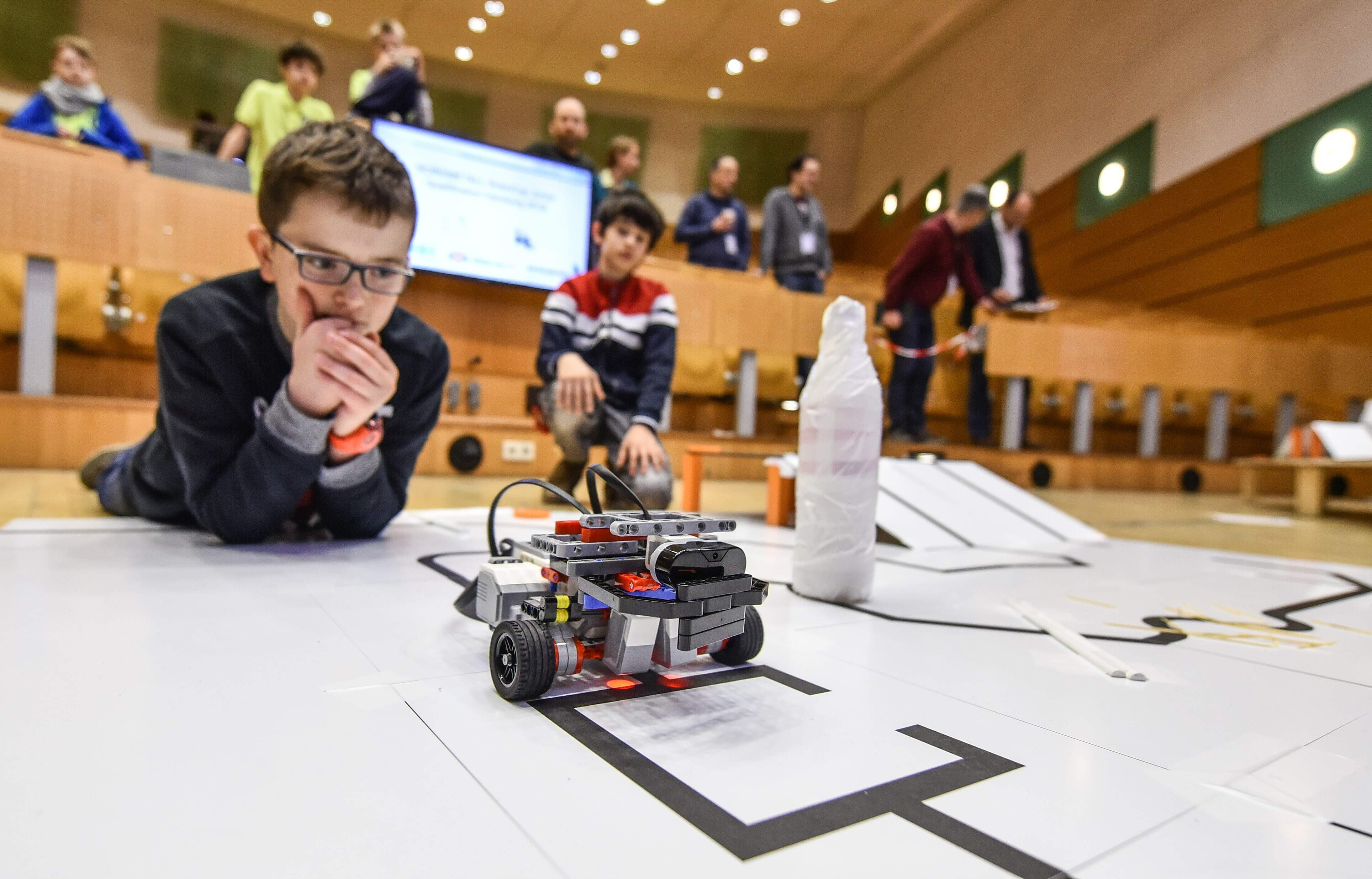 Ein Ein Teilnehmer bei der RoboCup Junior-Disziplin "RecueLine Entry"
