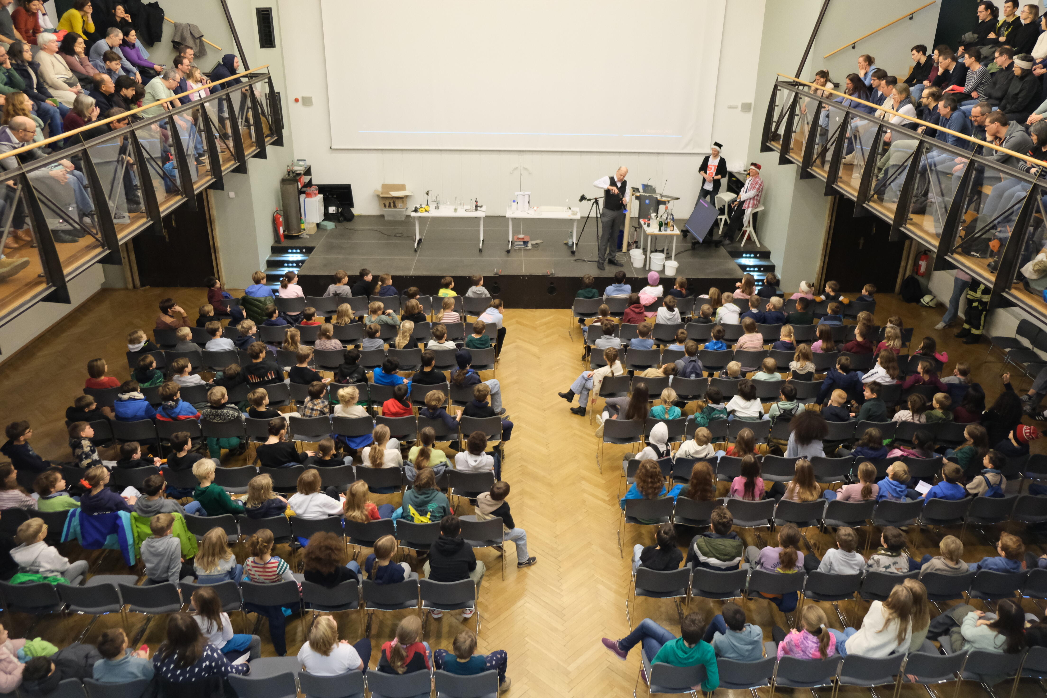 Aula mit Kindern in der Kindervorlesung