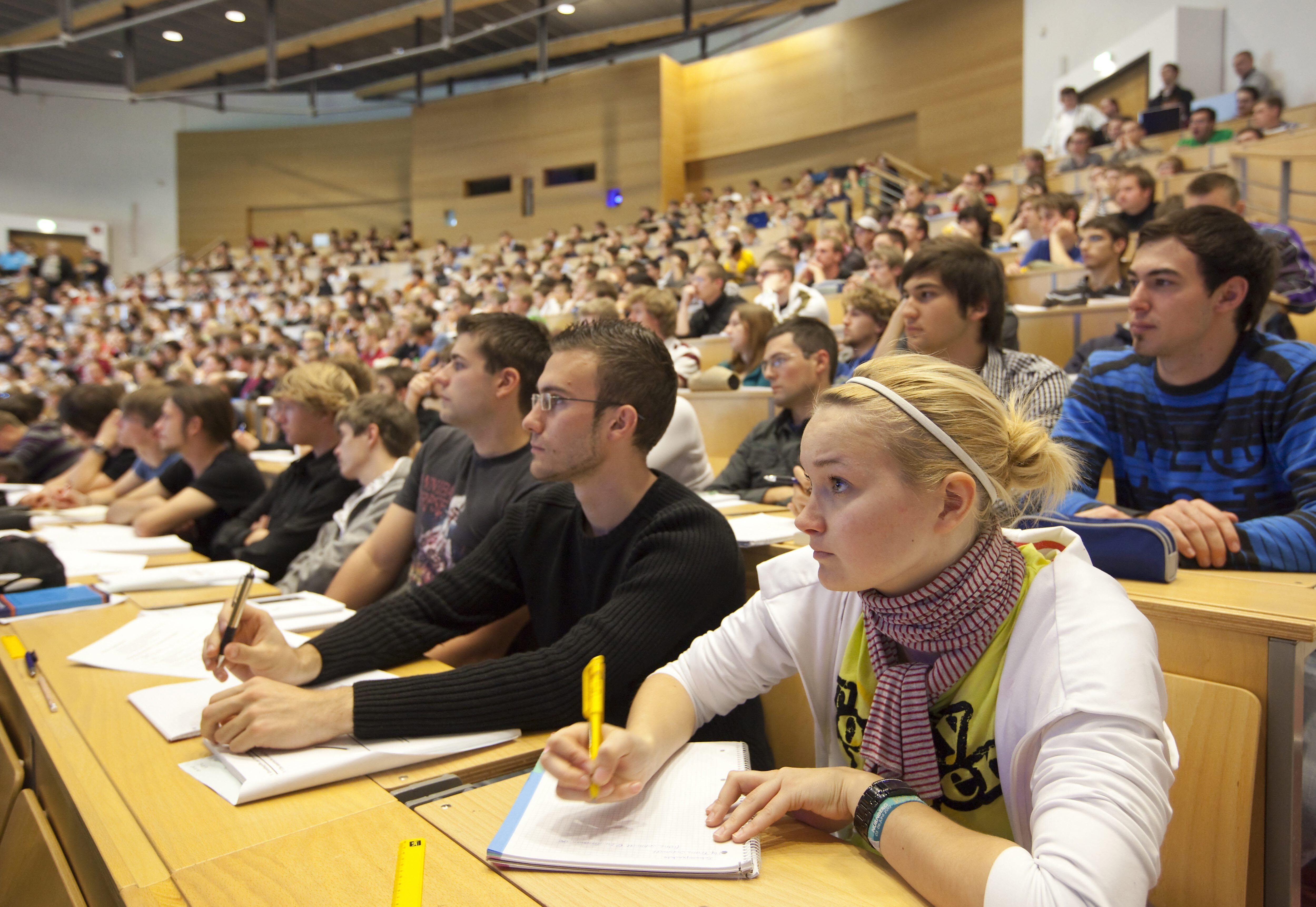 Studierende im Hörsaal der TU Ilmenau