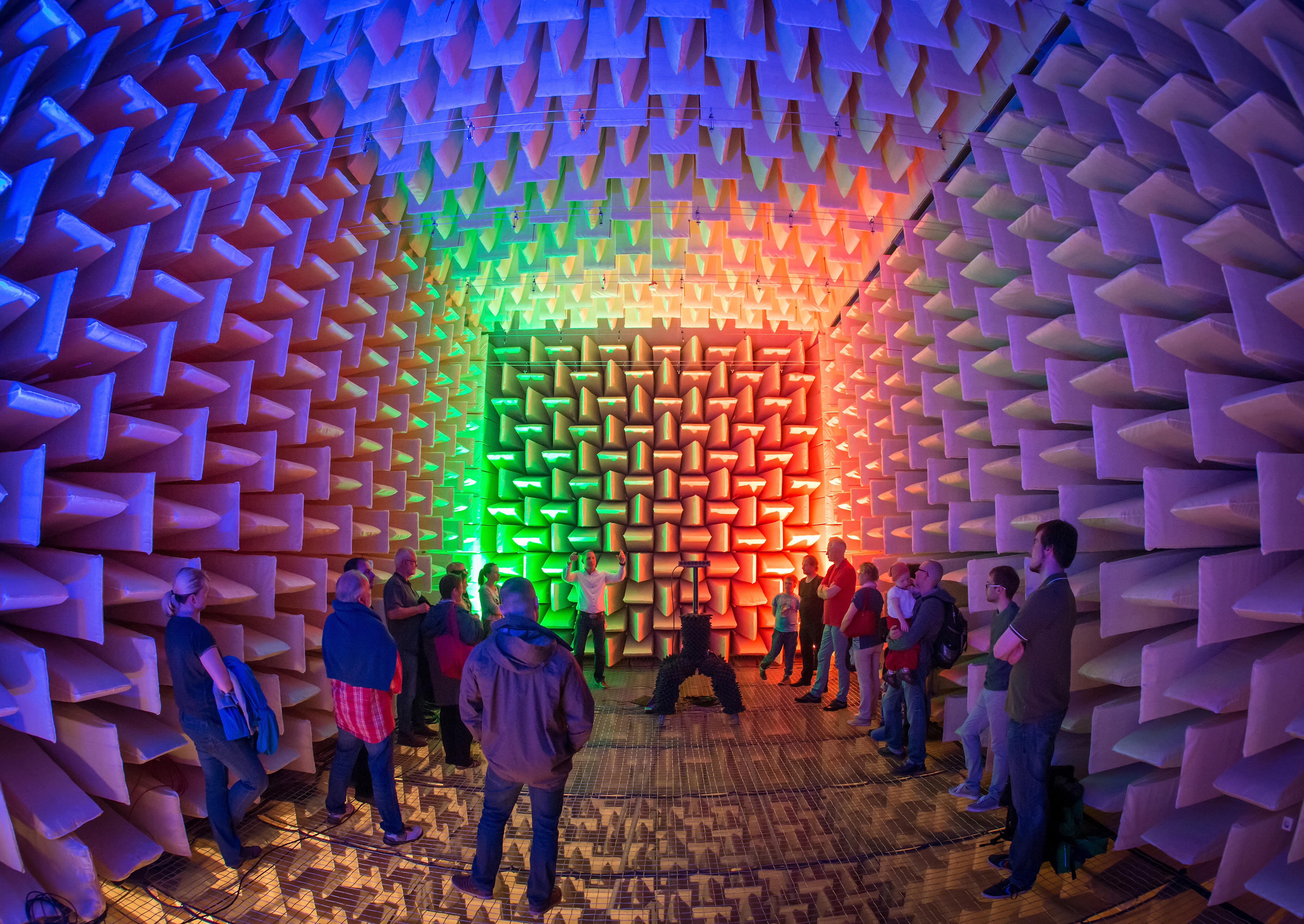 Reflexionsarmer Raum beleuchtet