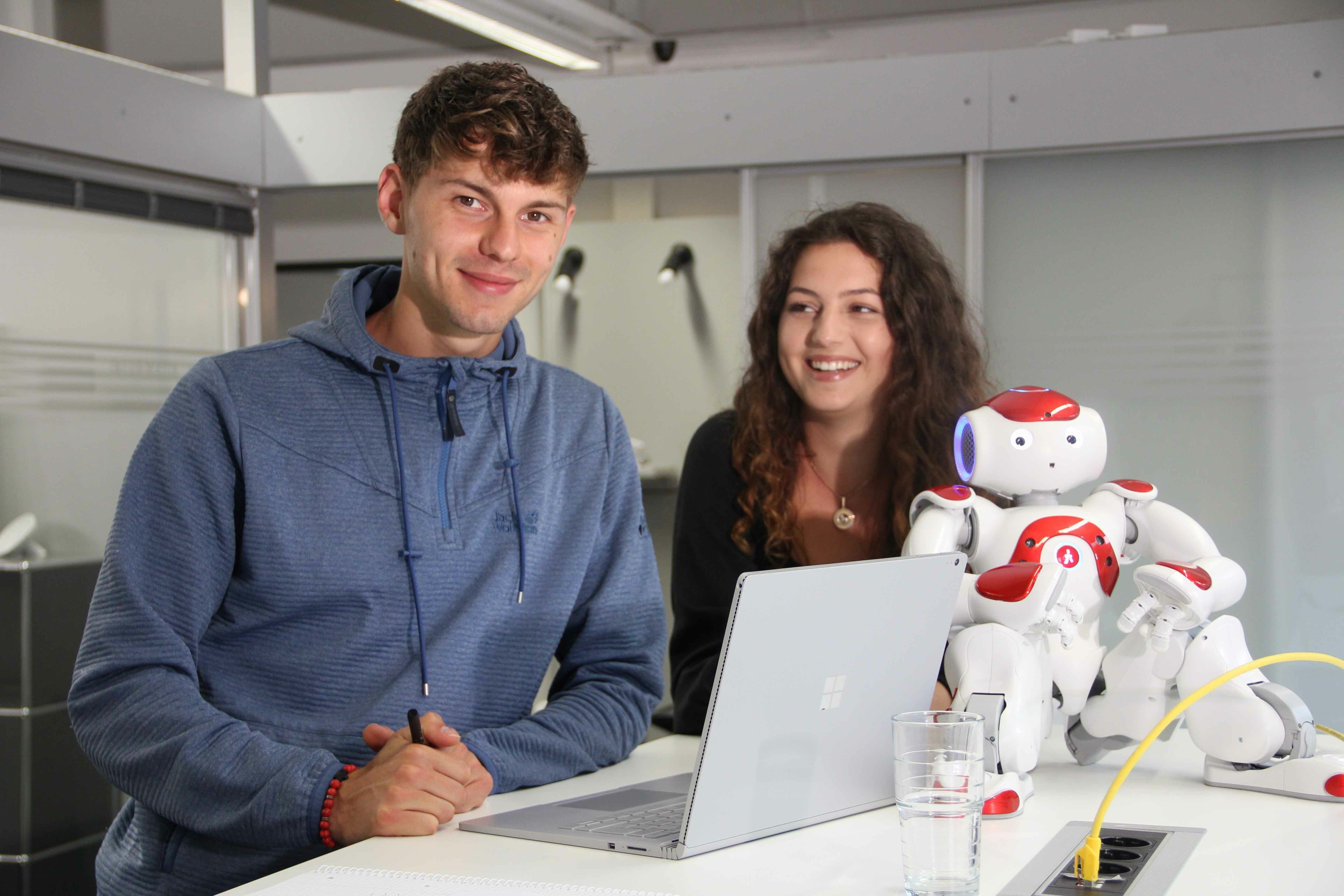 Studienbotschafter mit Roboter NAO