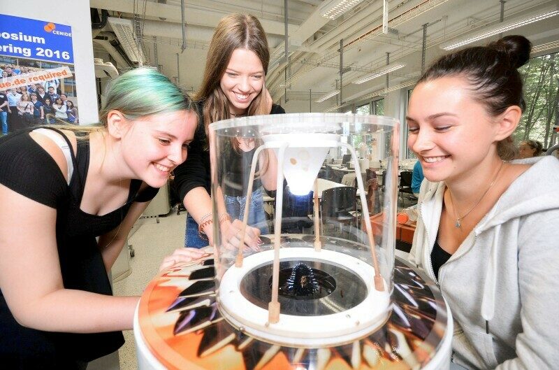 Schülerinnen entdecken den Ferrofluidbrunnen im Schülerlabor