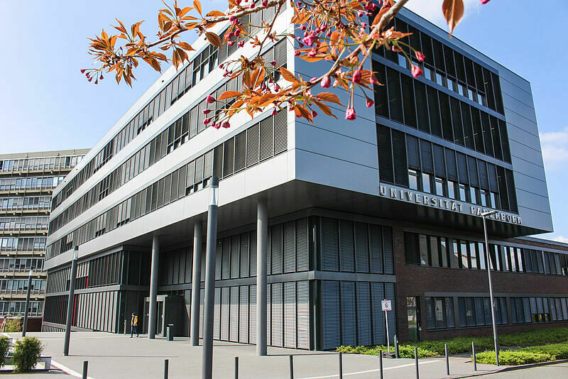 Gebäude am Haupteingang der Universität Paderborn