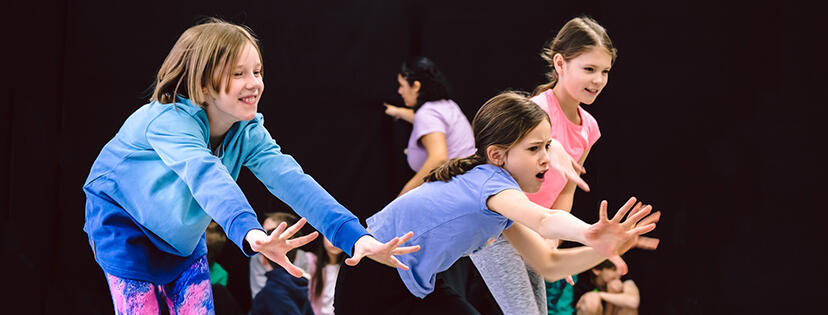 Kinder spielen Theater, eine Kooperation eines Vereins mit einer Schule.