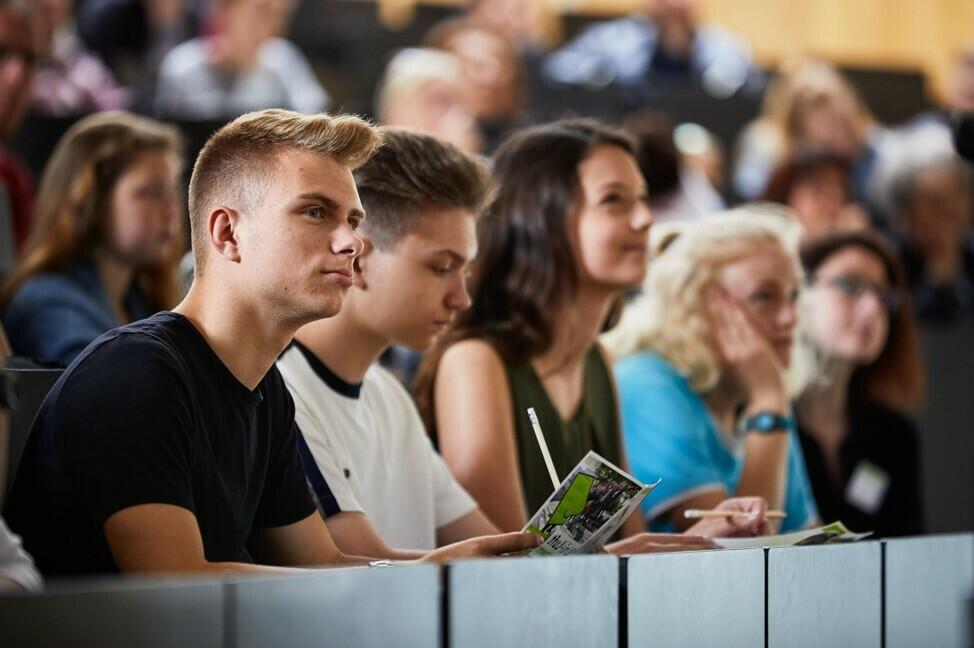 Schüler*innen sitzen in einer Vorlesung