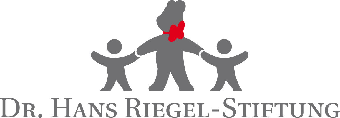 Das Logo der Stiftung. Es bildet einen Bären ab, der zwei Kinder an der Hand hat.