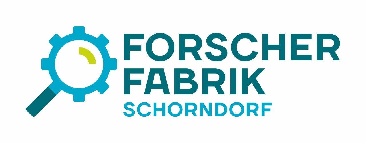 Logo der Forscherfabrik Schorndorf mit gleichnamigem Schriftzug und einer Lupe mit Zacken, wie bei einem Zahnrad.
