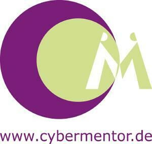 Das Logo besteht aus zwei überlappenden Kreisen in lila und hellgrün, die wie ein Halbmond ein stilisiertes C bilden. Darüber ist ein M in weiß und hellgrün gelegt. Unter dem Logo steht www.cybermentor.de in lila.