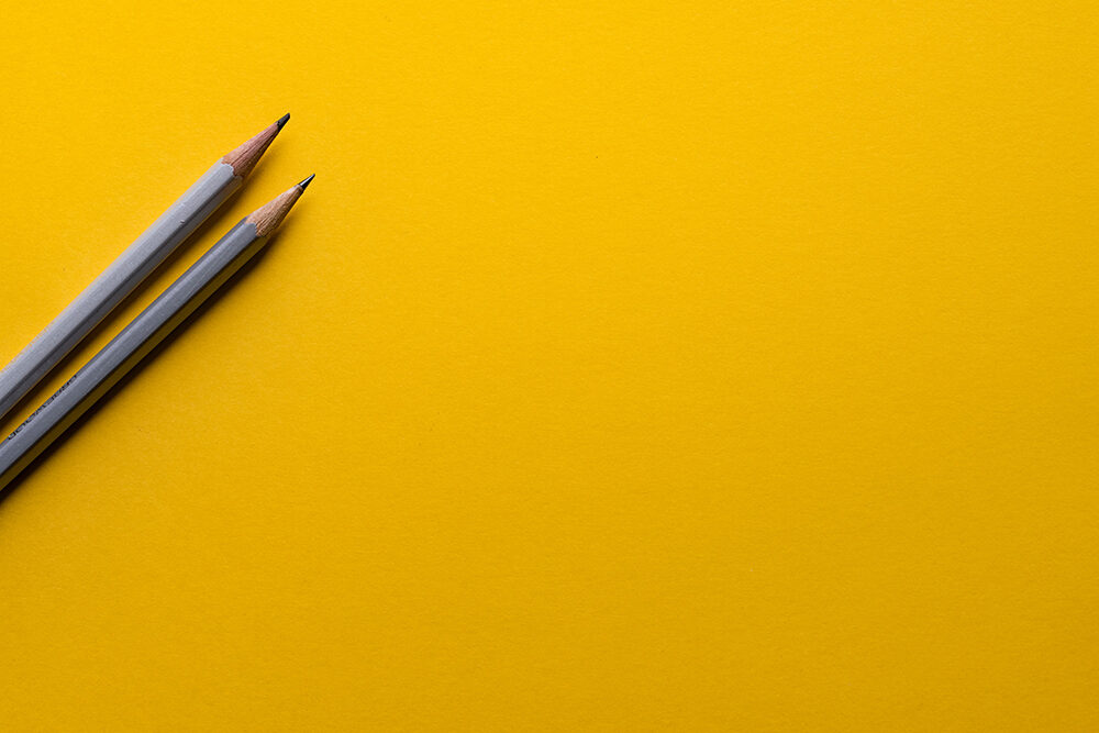 Zwei Bleistifte auf gelbem Hintergrund