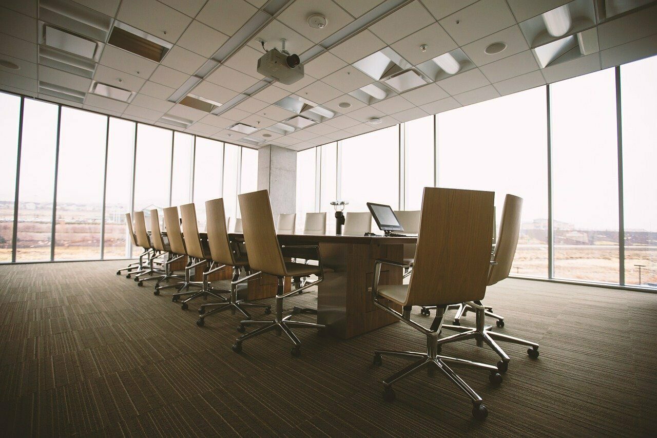 Leere Stühle in einem Konferenzraum.