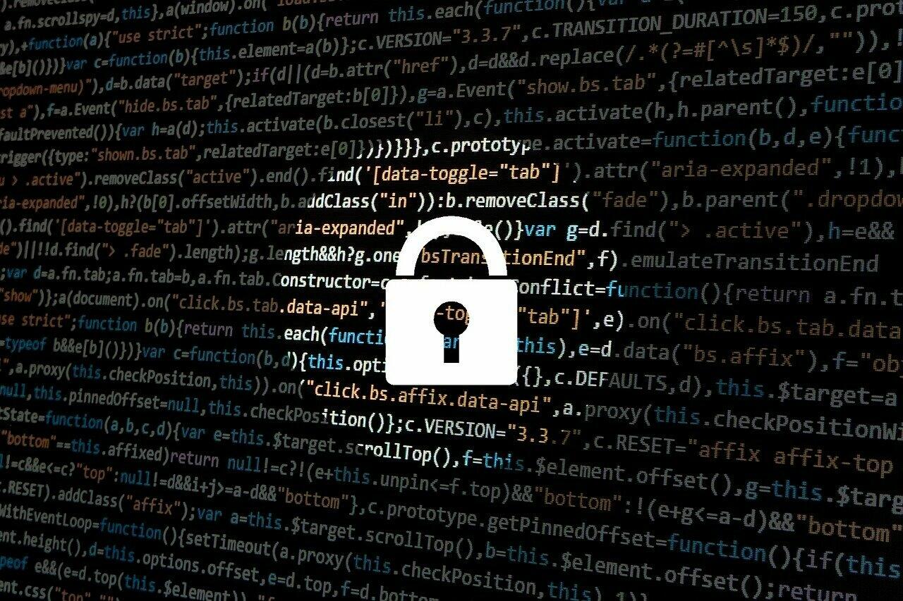 Schloss vor einem programmierten Code