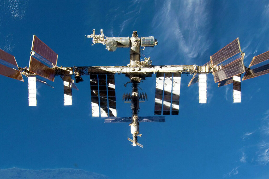 Bild einer Antenne, die an der Raumstation ISS angebracht ist.
