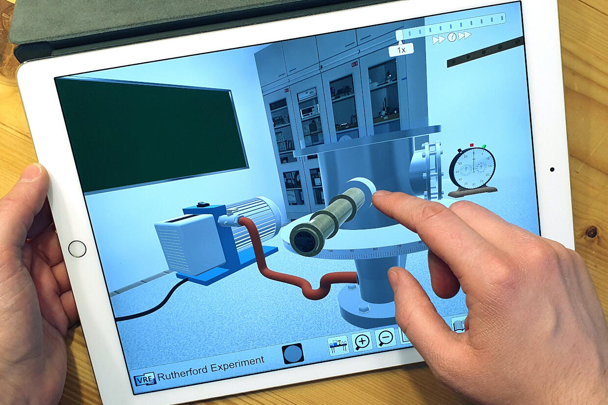 Tablet auf dem ein virtuelles Experiment vorgestellt wird