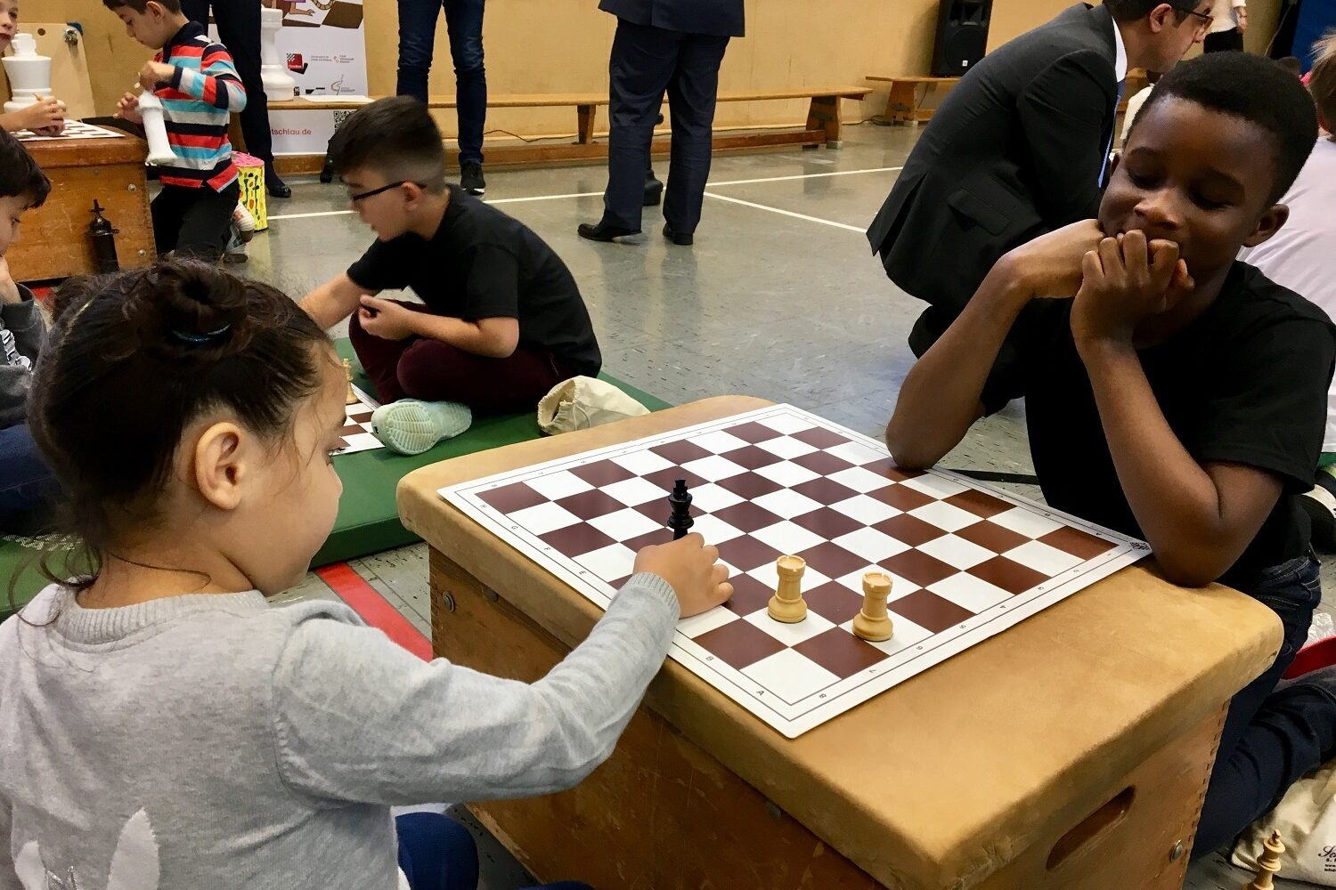 Zwei Kinder im Grundschulalter, die miteinander Schach spielen