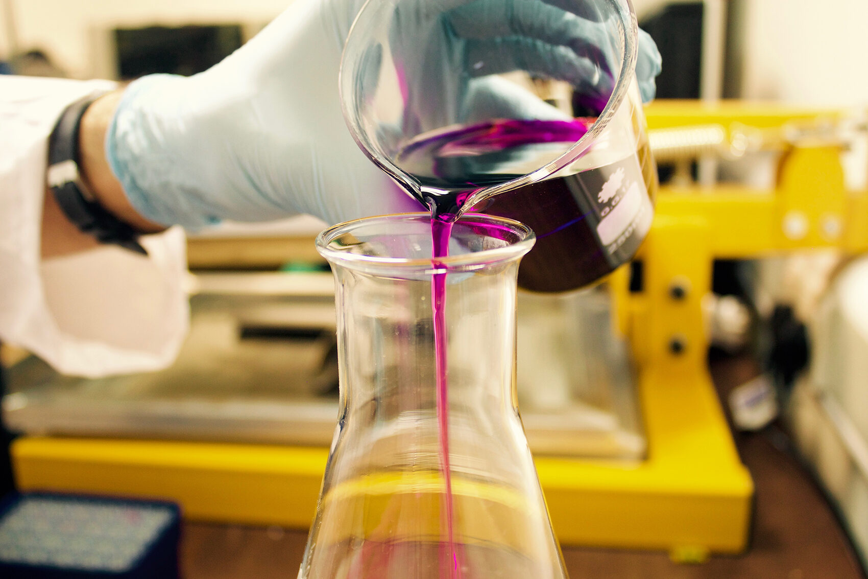 Reagenzglas im Labor, in das eine Flüssigkeit gefüllt wird.
