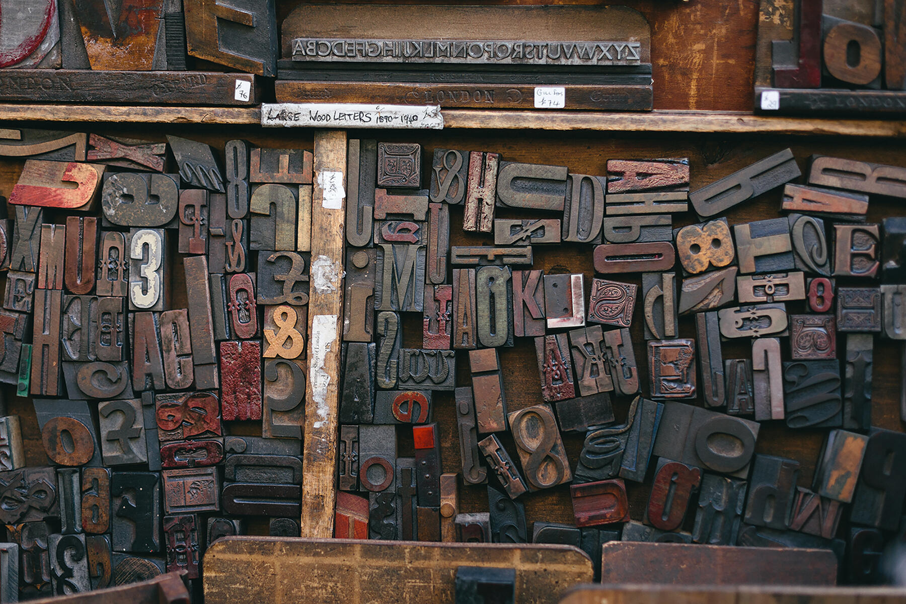 Viele verschiedene Druck-Buchstaben, die aneinandergereiht sind.
