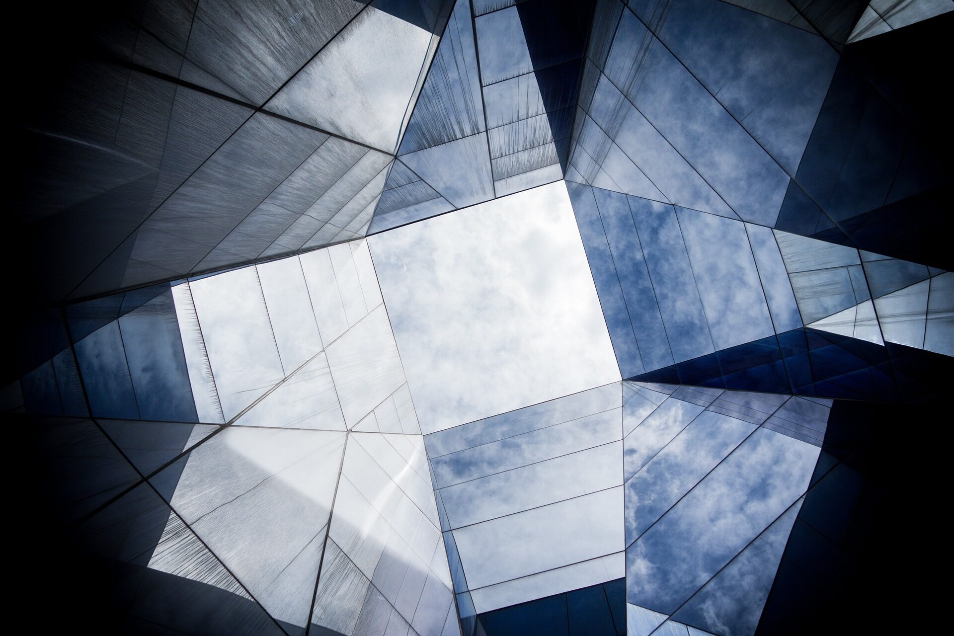 Architekturfoto zu geometrischen Dachformen aus Glas.