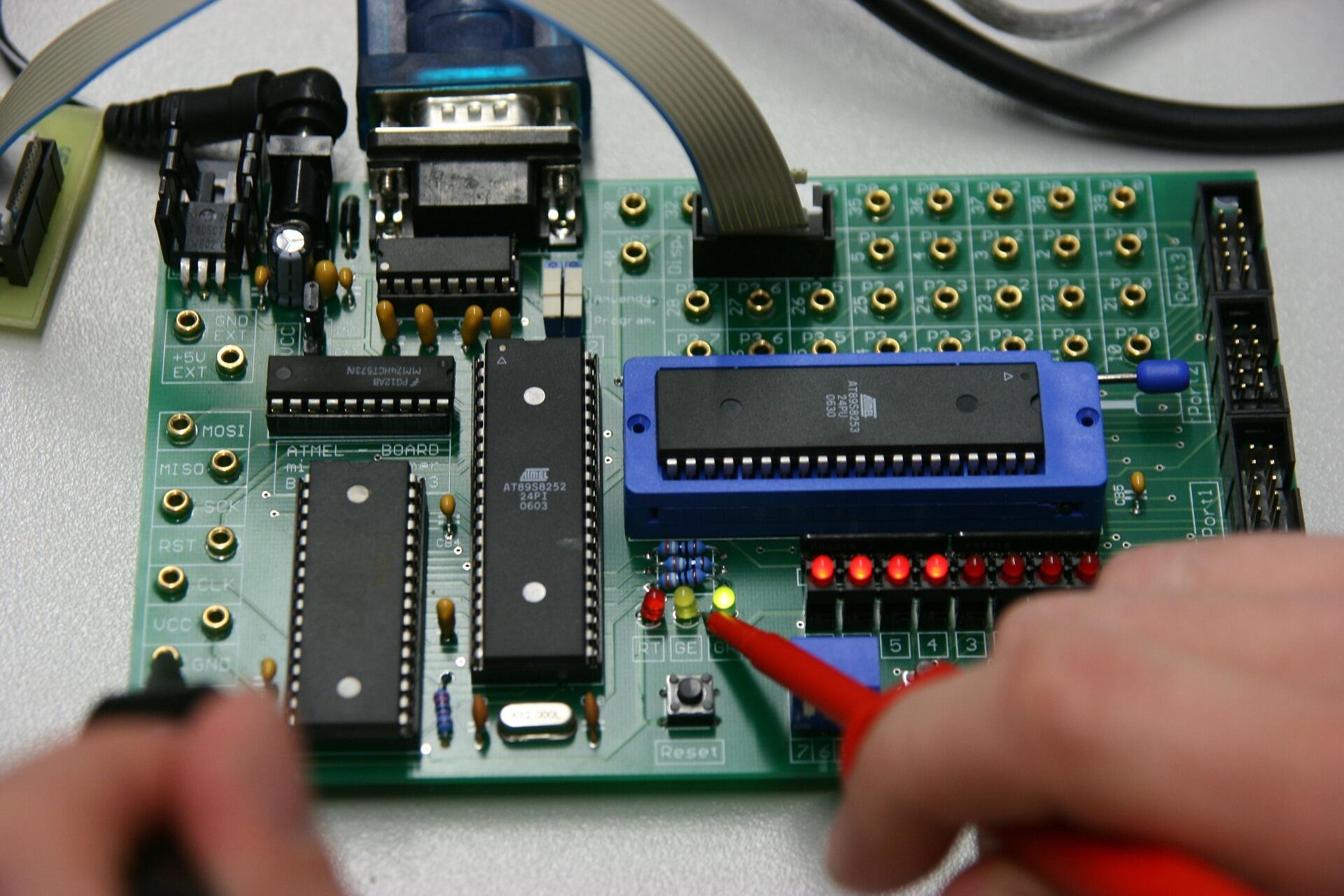 Abbildung einer Platine zur Veranschaulichung elektronischer Ausbildungsberufe wie Fachinformatiker oder Mechatroniker.