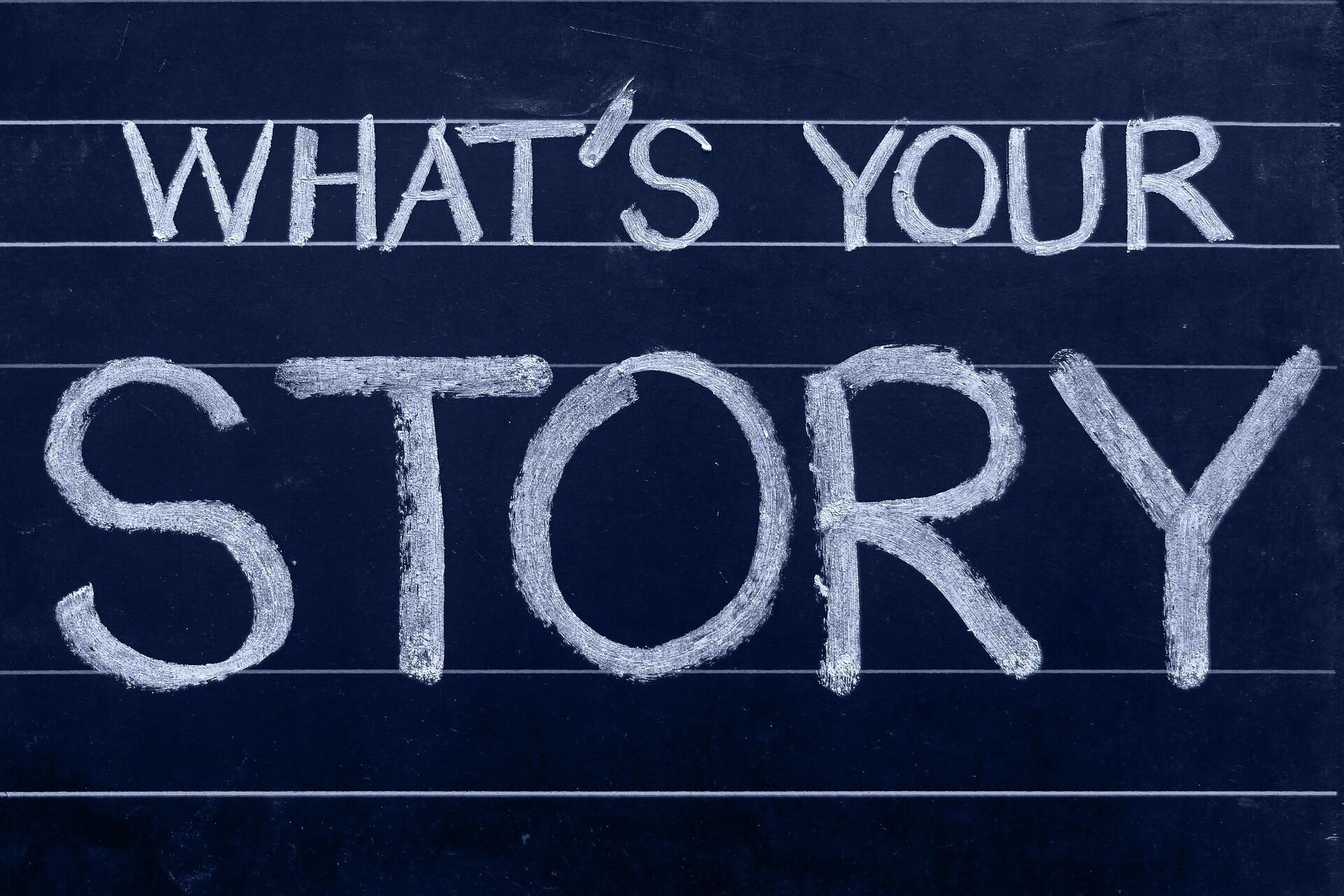 Kreidetafel mit der Aufschrift "What's your story"