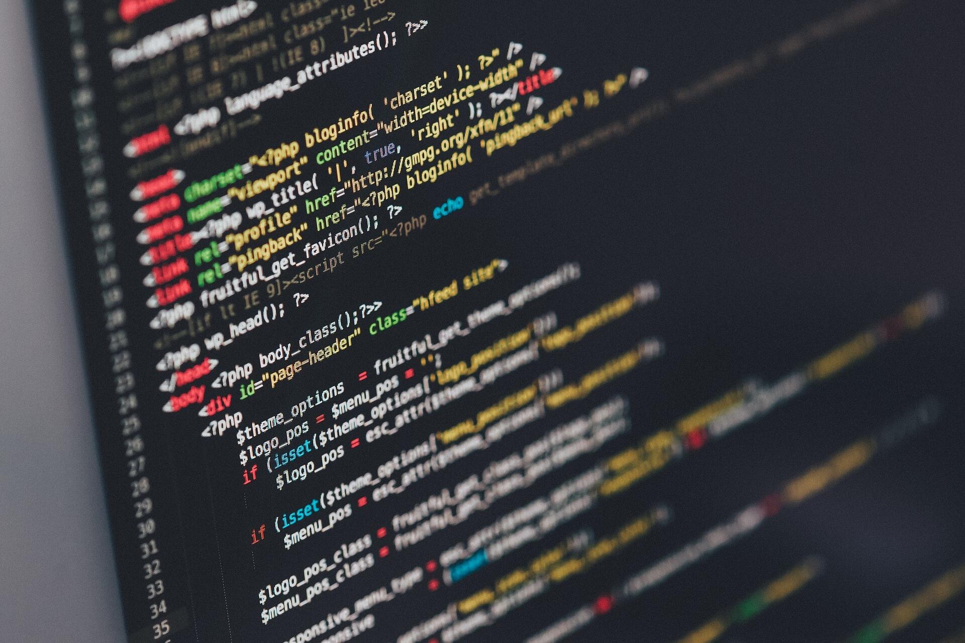 Abbildung von Programmier-Codes im Laptop-Bildschirm