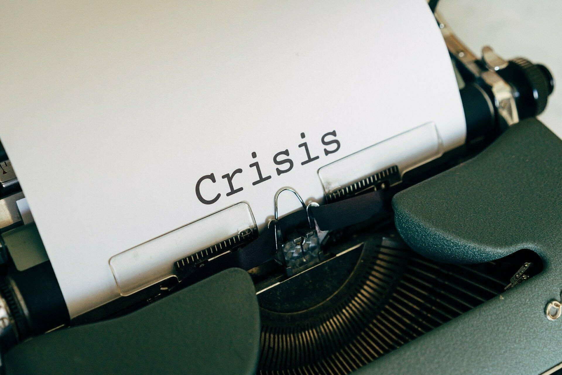 Schreibmaschine mit dem Wort Crisis