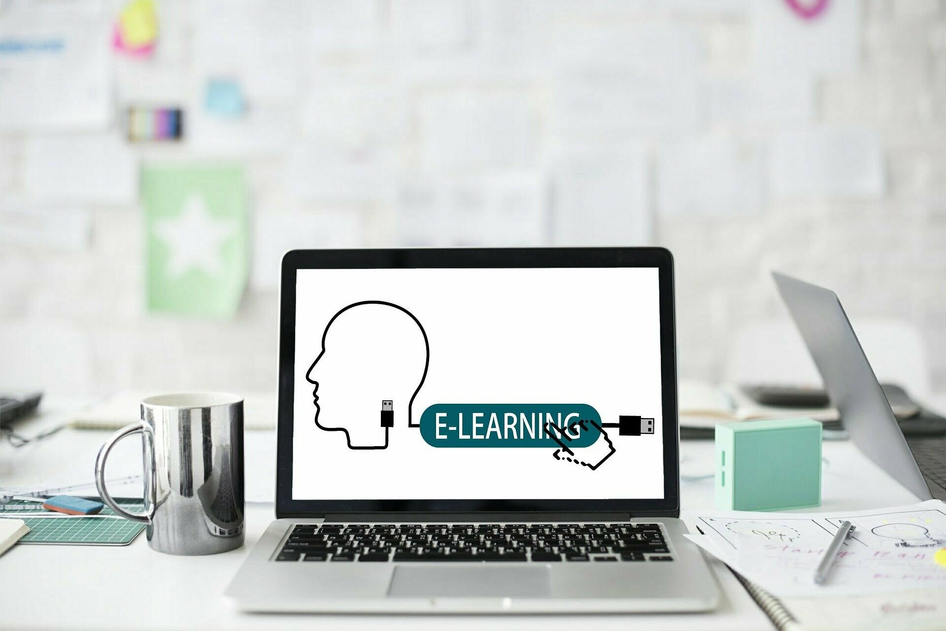 Aufgeklappter Laptop mit der Aufschrift E-Learning.