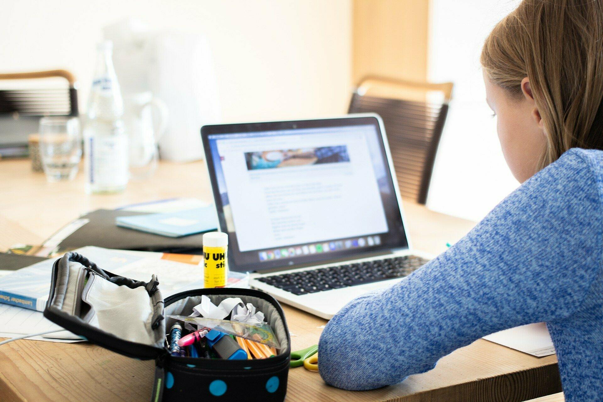 Mädchen mit Laptop