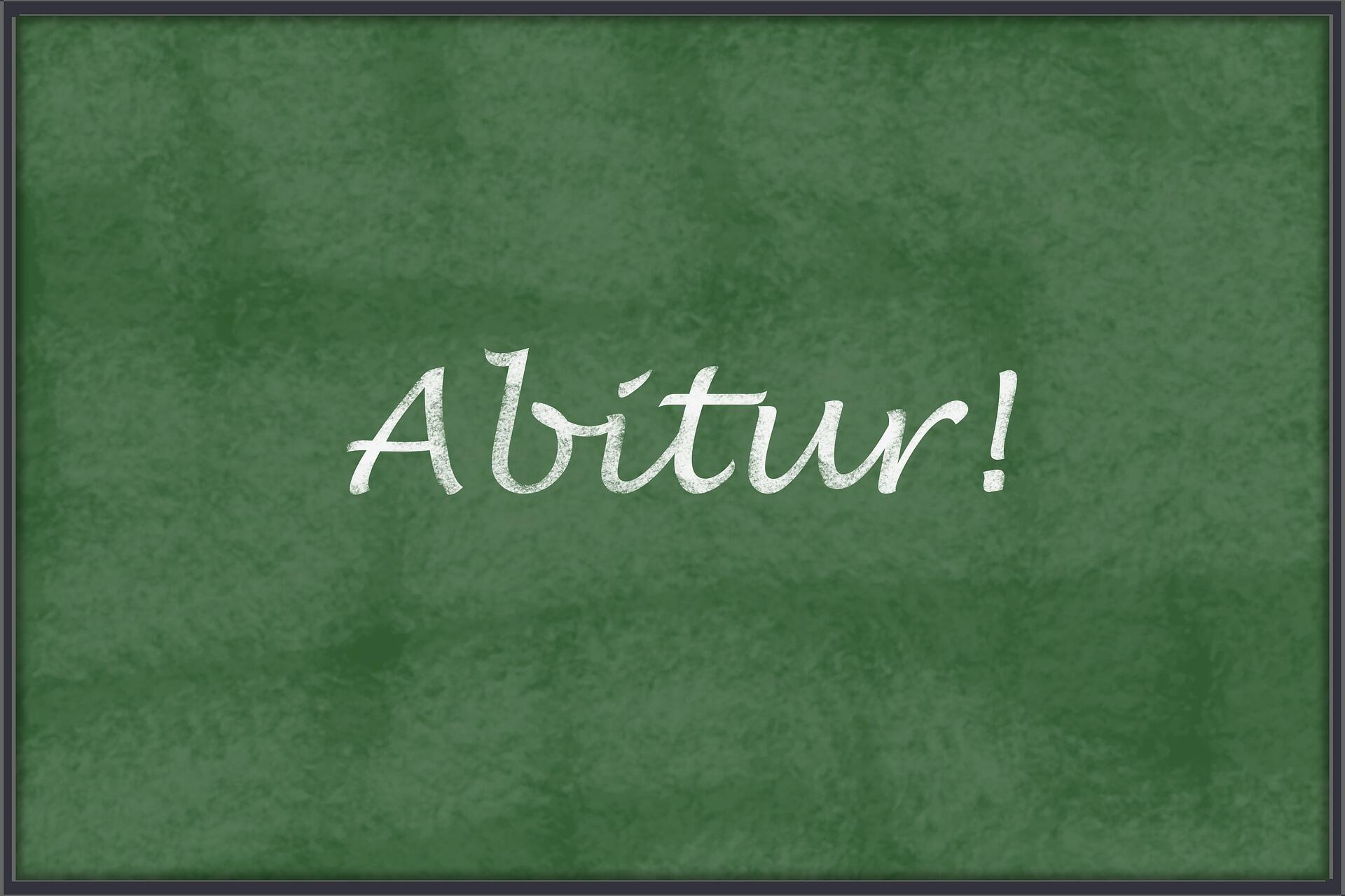 Grüne Schultafel mit der Aufschrift "Abitur!"