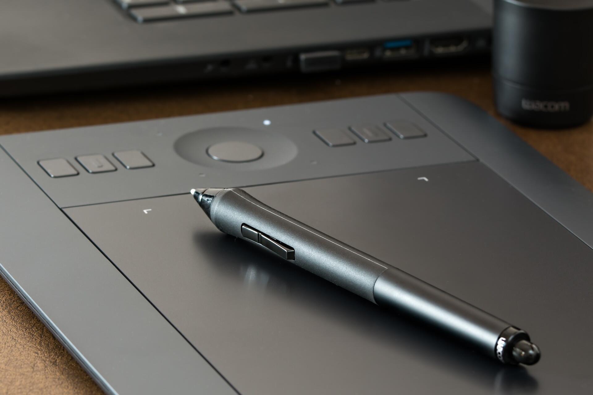 Abbildung eines Grafiktablets als Veranschaulichung von digitalen Medien.