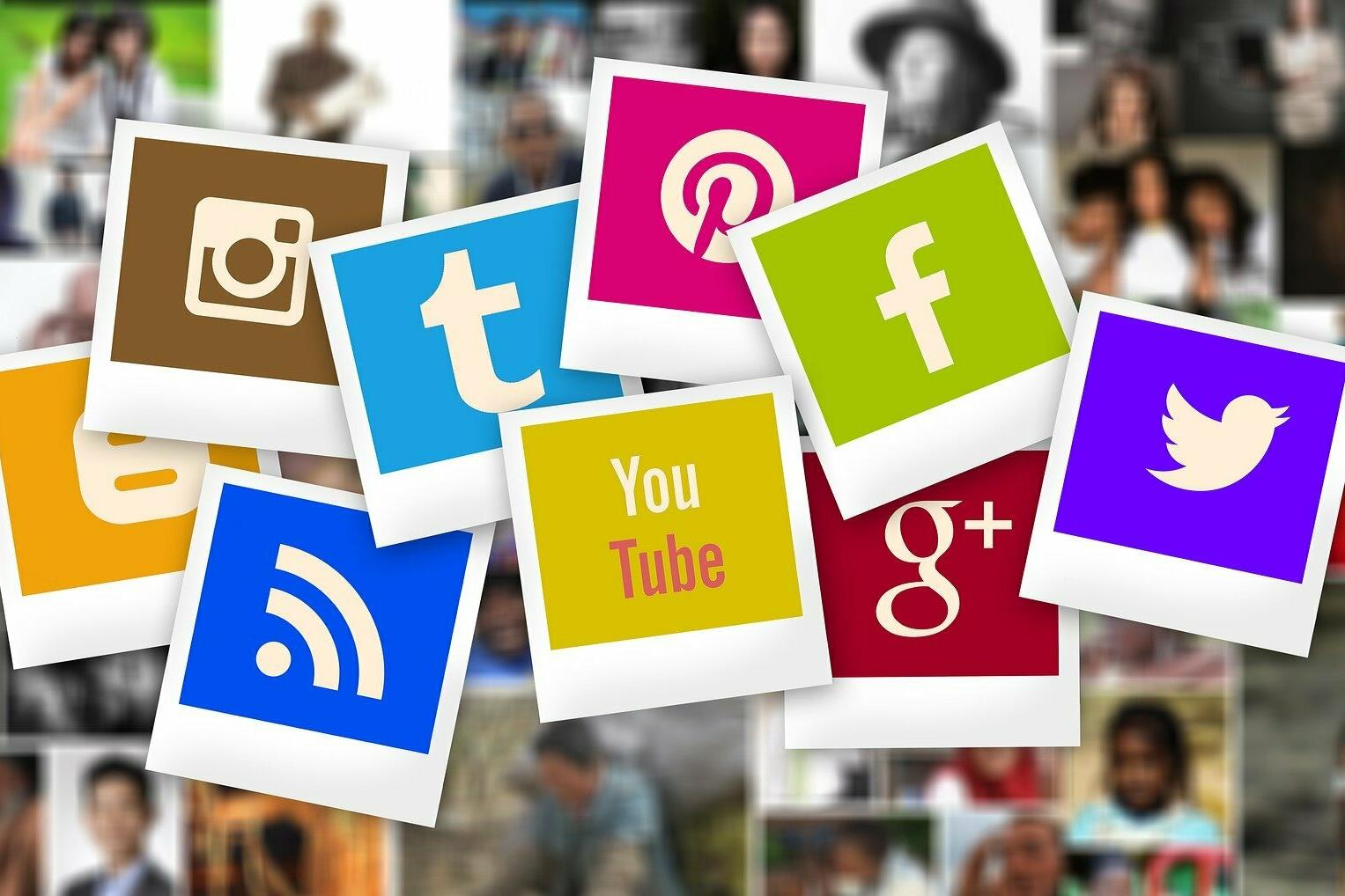 Polaroid Bilder mit Social-Media-Icons