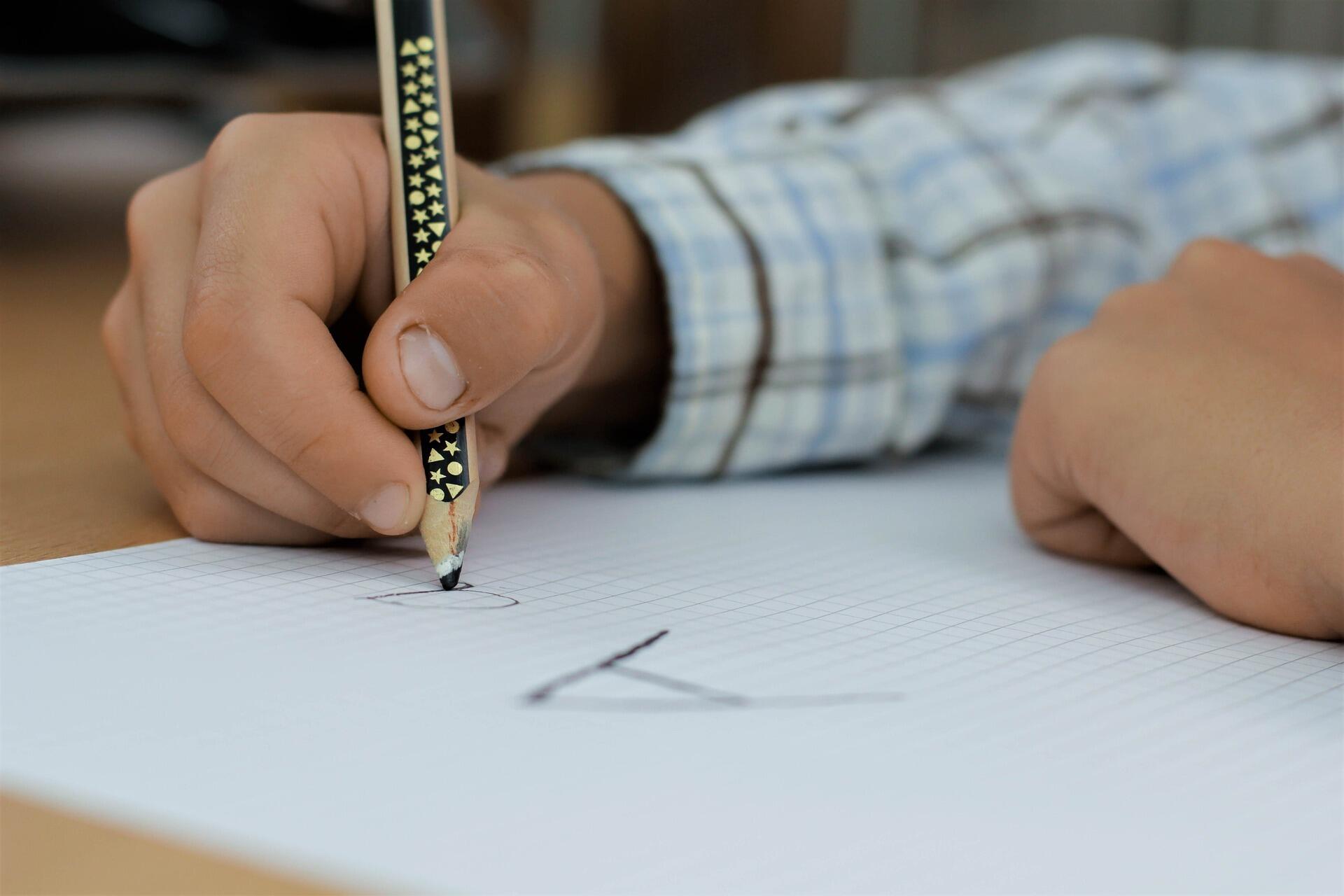 Grundschüler beim Erlernen des Schreibens