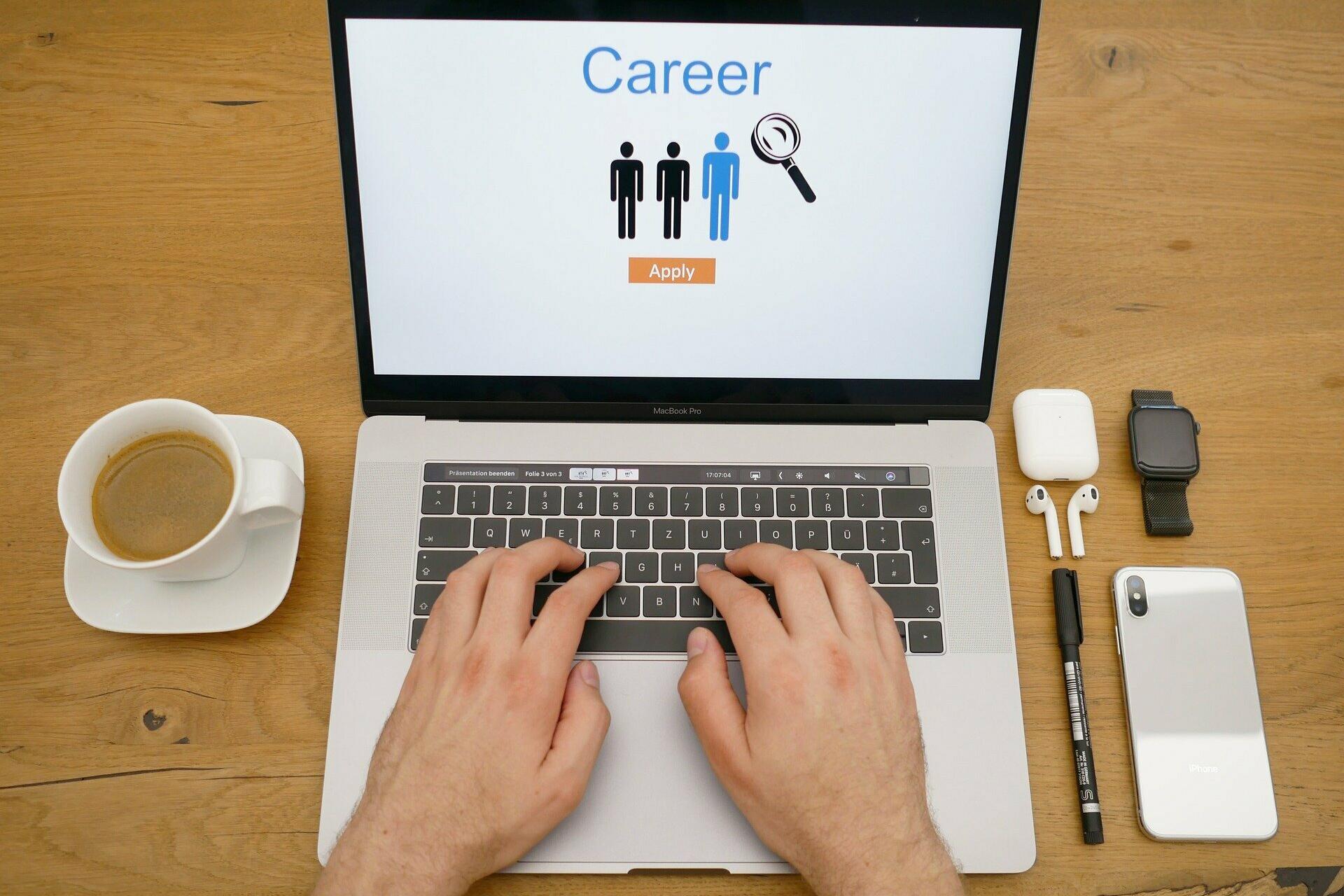 Laptop mit dem Wort »Career«