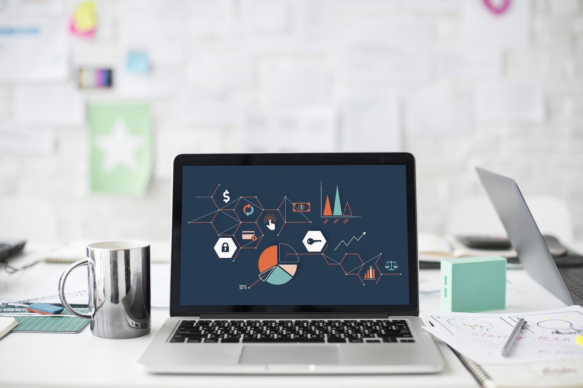 Abbildung eines Laptops zur Veranschaulichung von Technologie, Monitor, Internat, digitale Ausbildung.