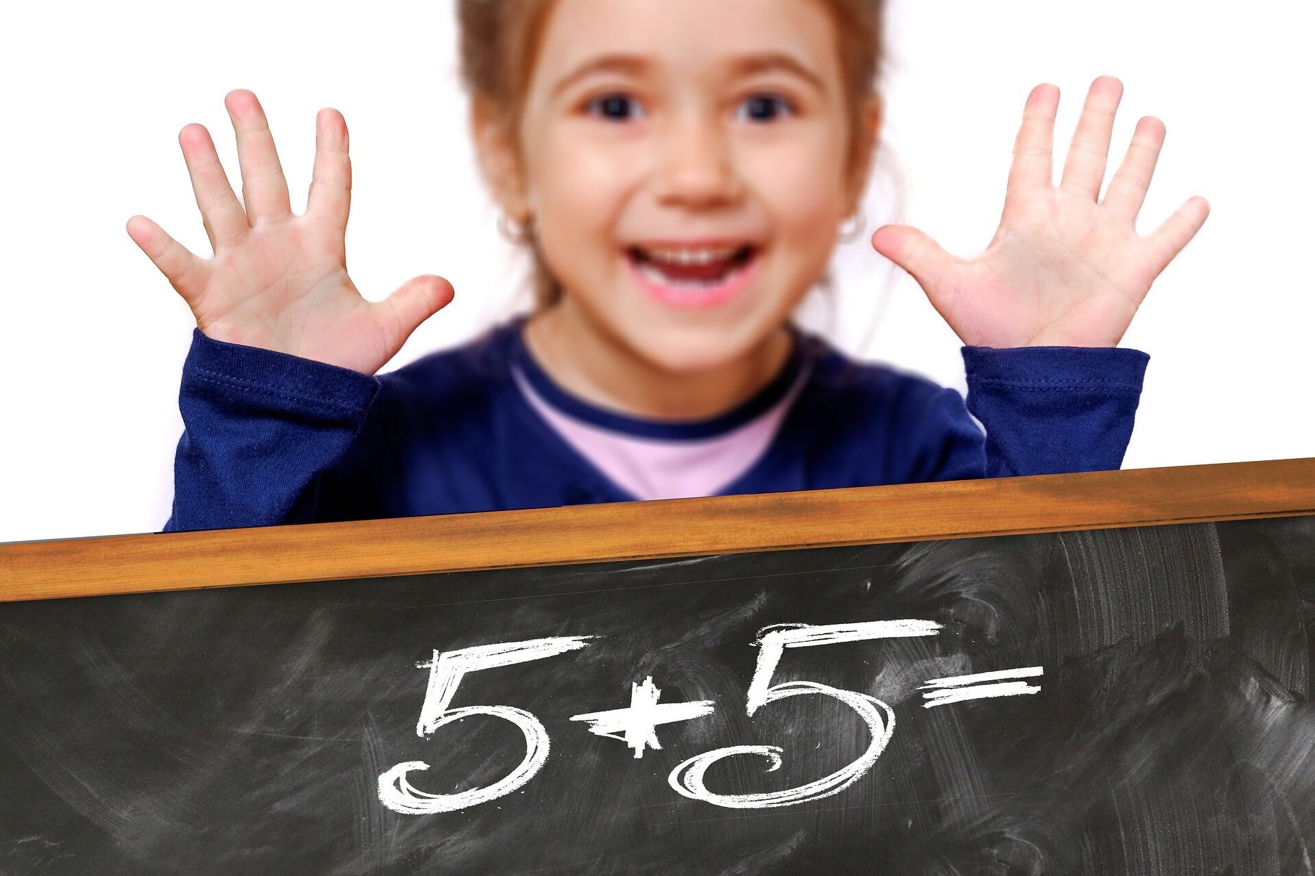Foto eines kleines Kindes mit der Abbildung der Zahlen 5+5=