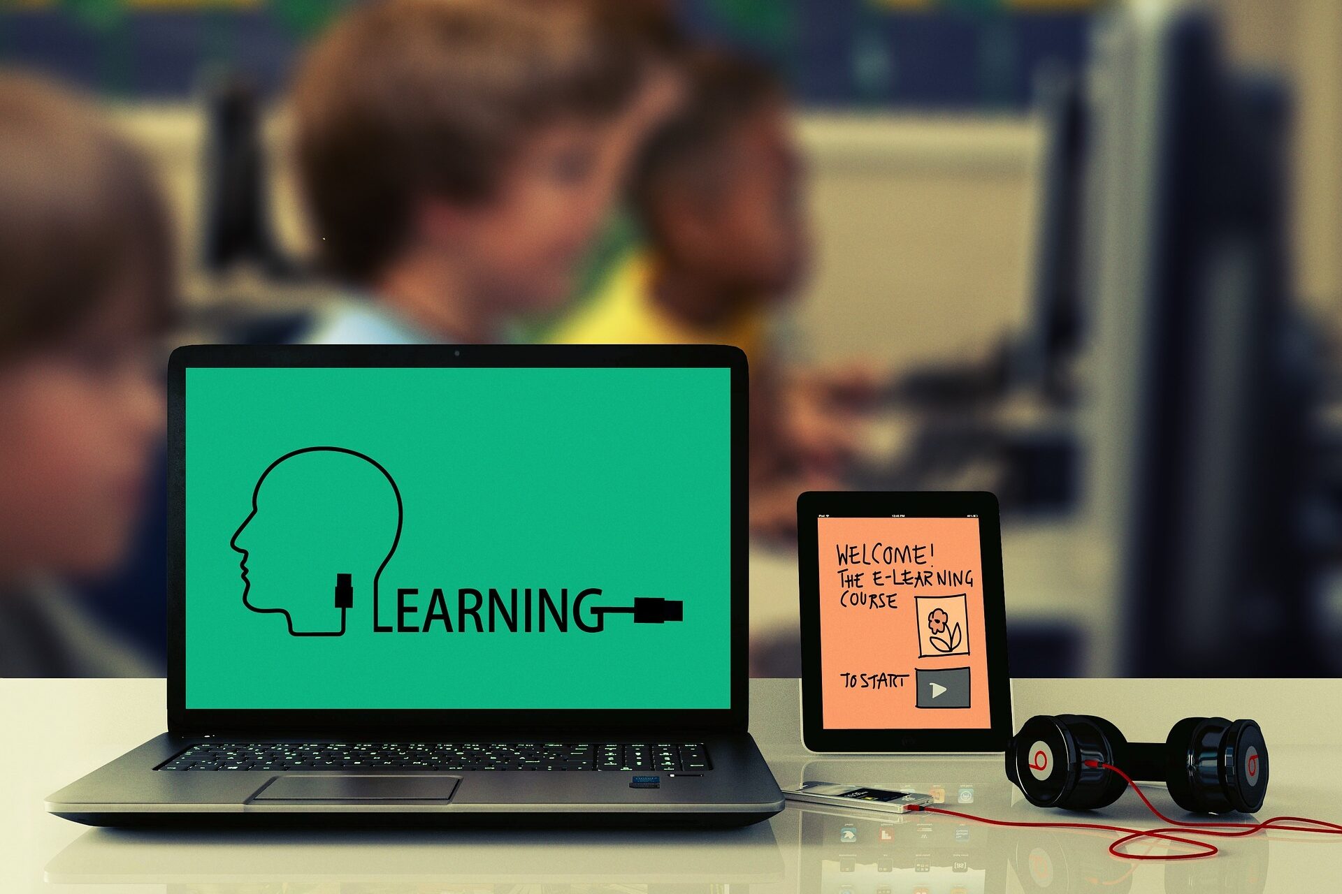 Abbildung eines PCs und eines Tablets zur Veranschaulichung von E-Learning