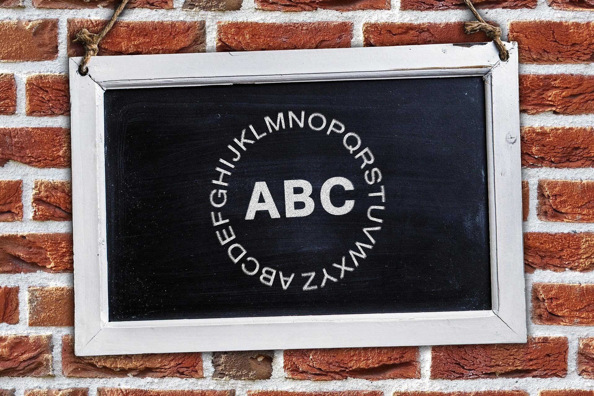 Schreibtafel mit dem ABC.