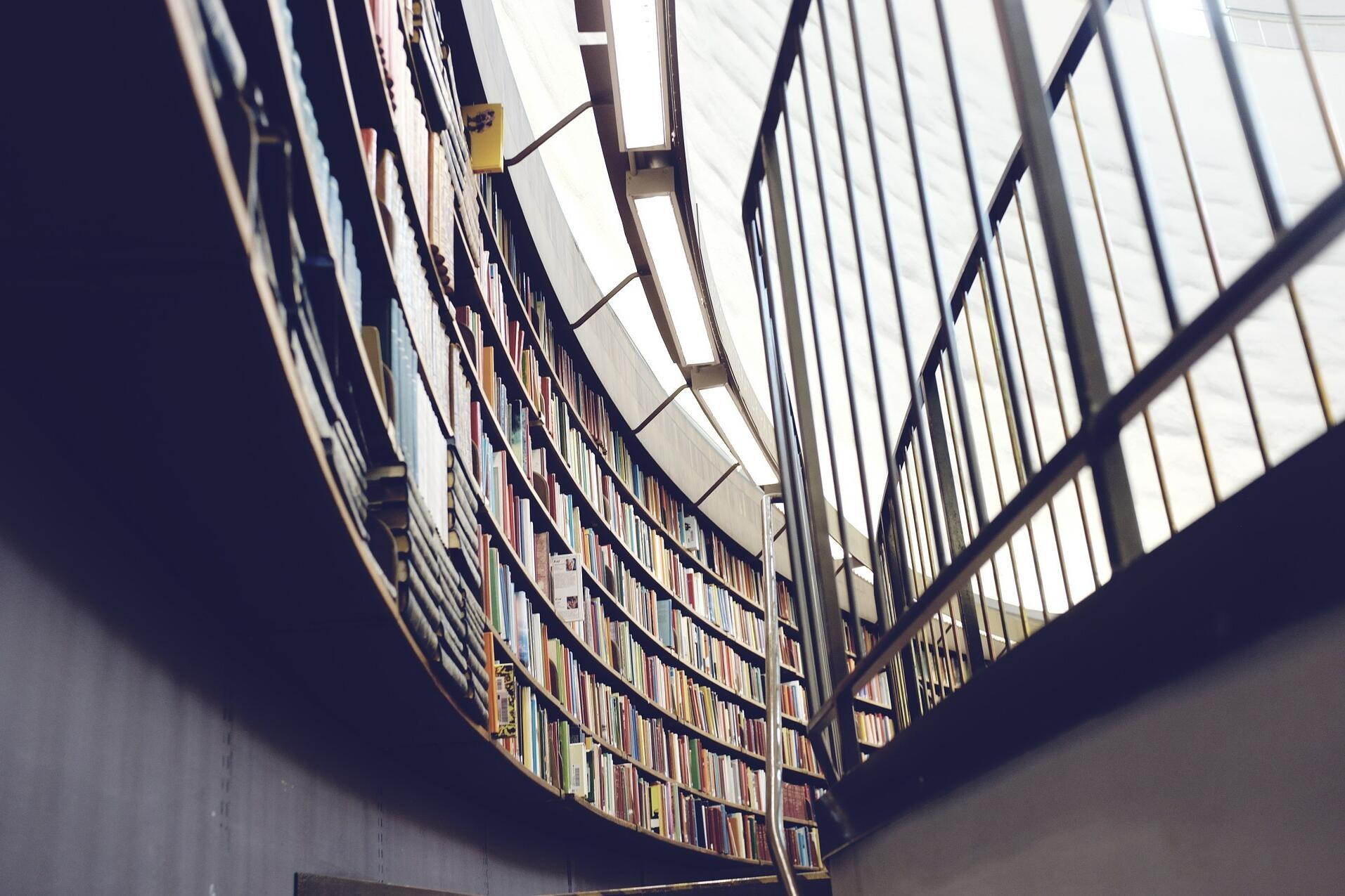 Blick in die Bibliothek einer Universität