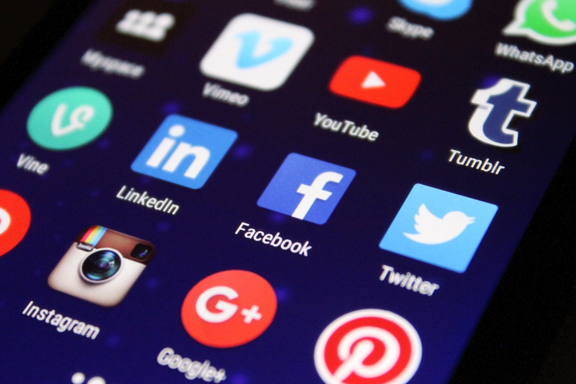 Abbildung von Icons verschiedener Sozialer Medien wie Facebook, YouTube, Google, LinkedIn.