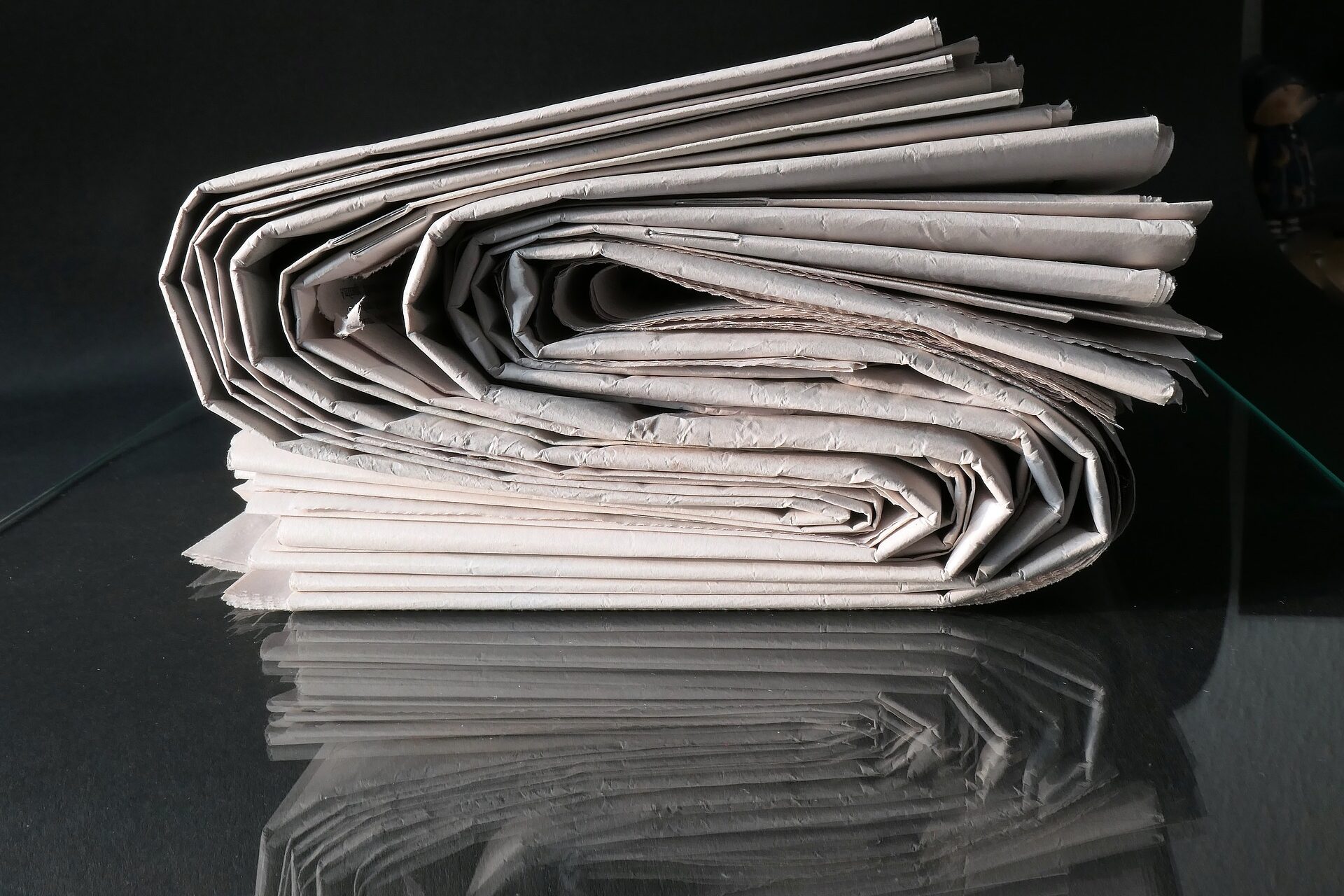 Mehrere Zeitungen übereinander geschlagen