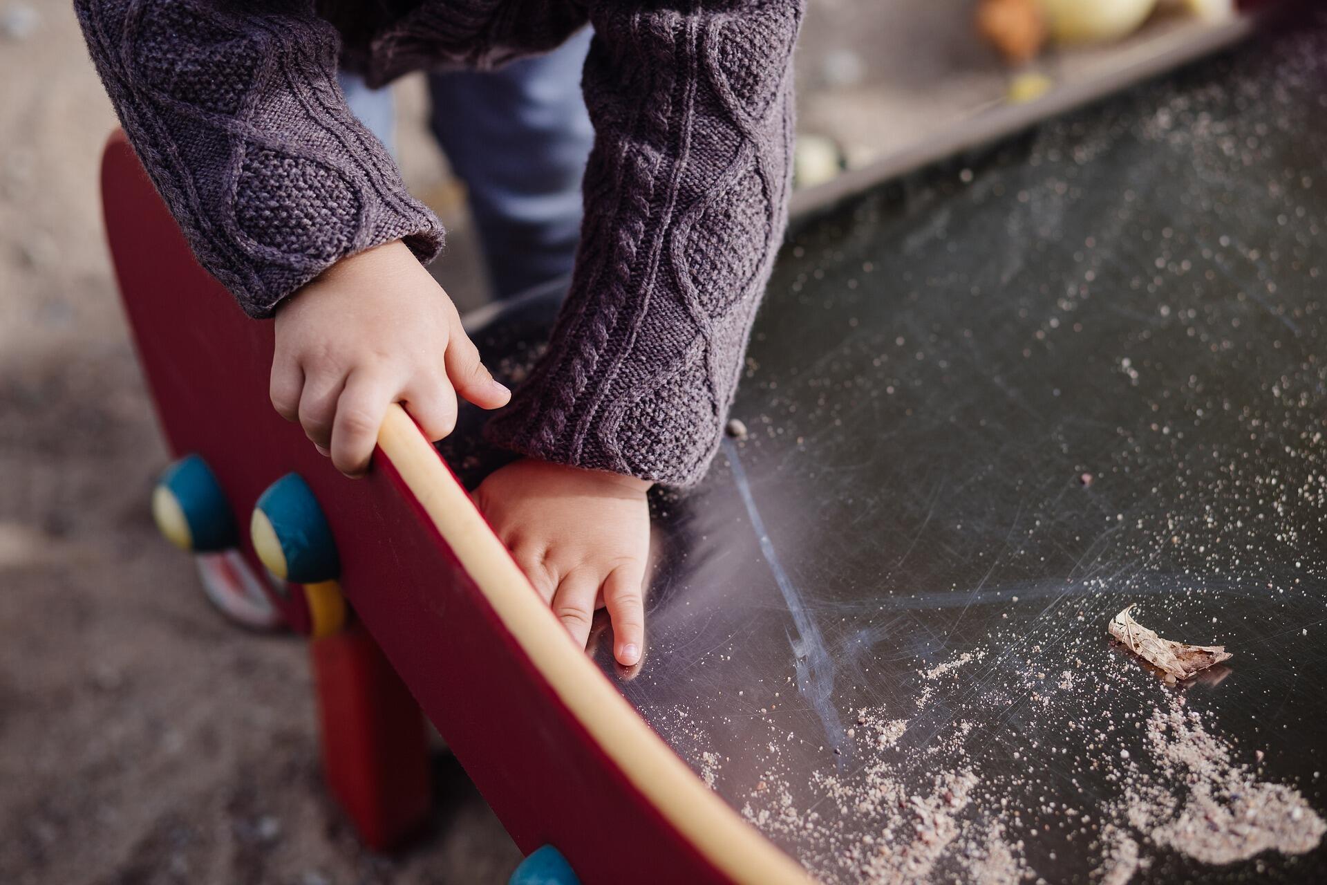 Abbildung eines kleines Kindes in der Kindertagesstätte