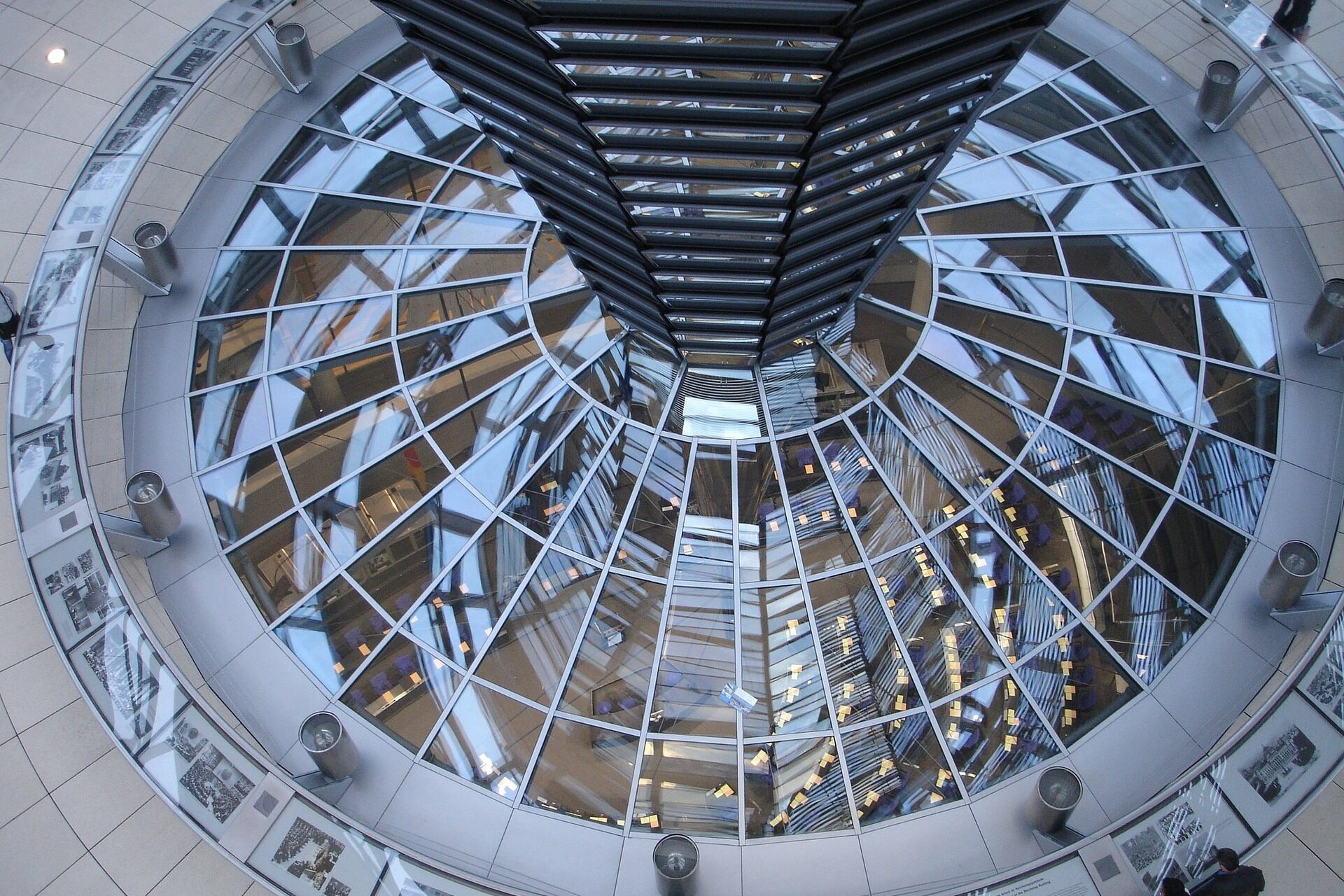Abbildung der Kuppel des Reichstags in Berlin von unten aus fotografiert