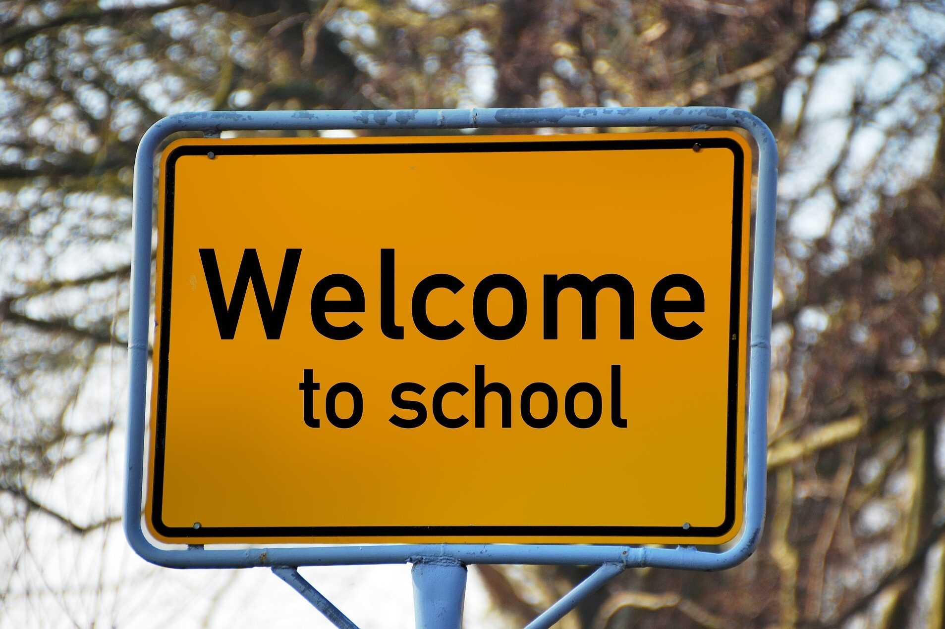 Verkehrsschild mit der Aufschrift "Welcome to school"