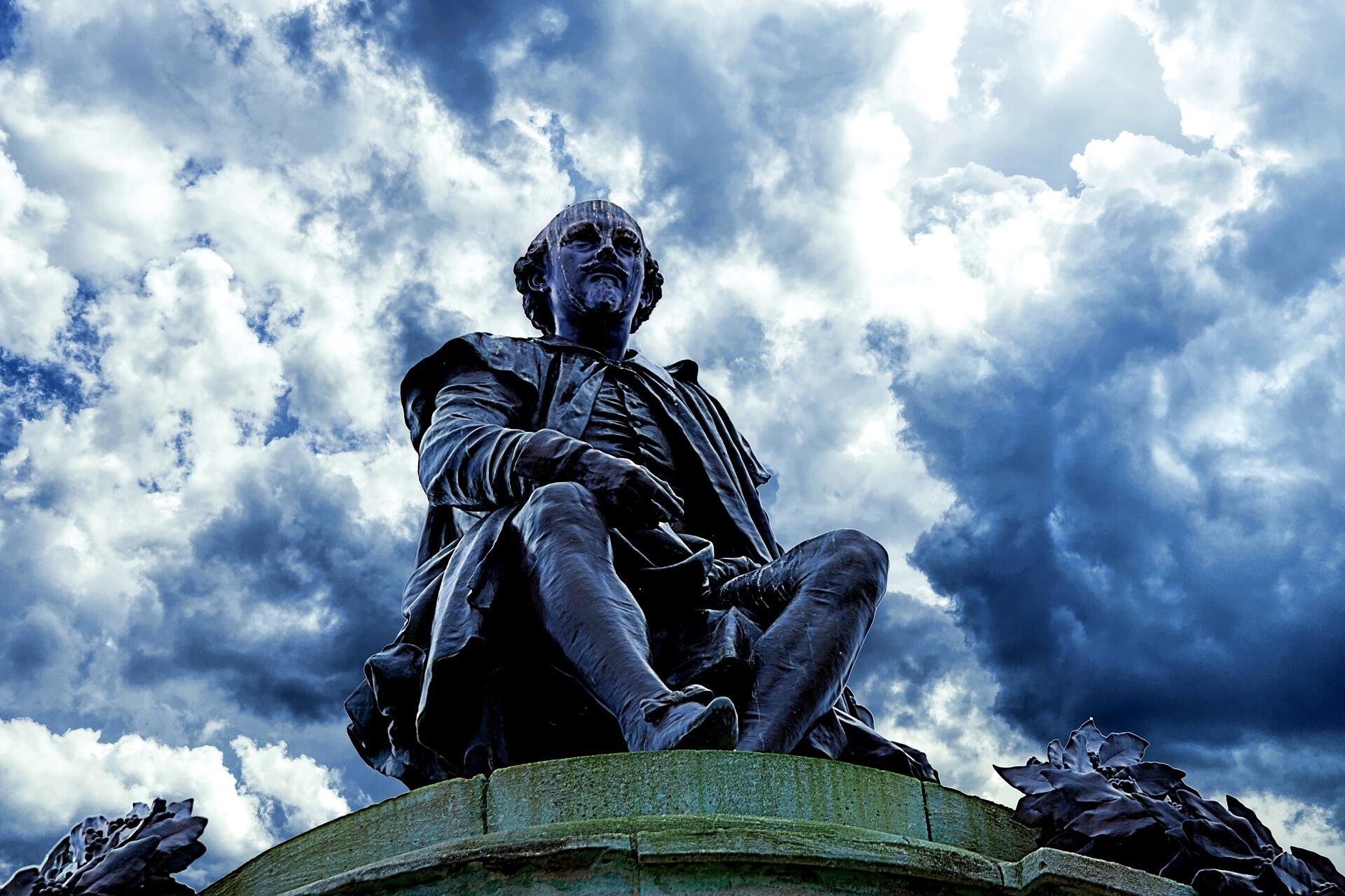 Statue von Shakespeare, sitzend.
