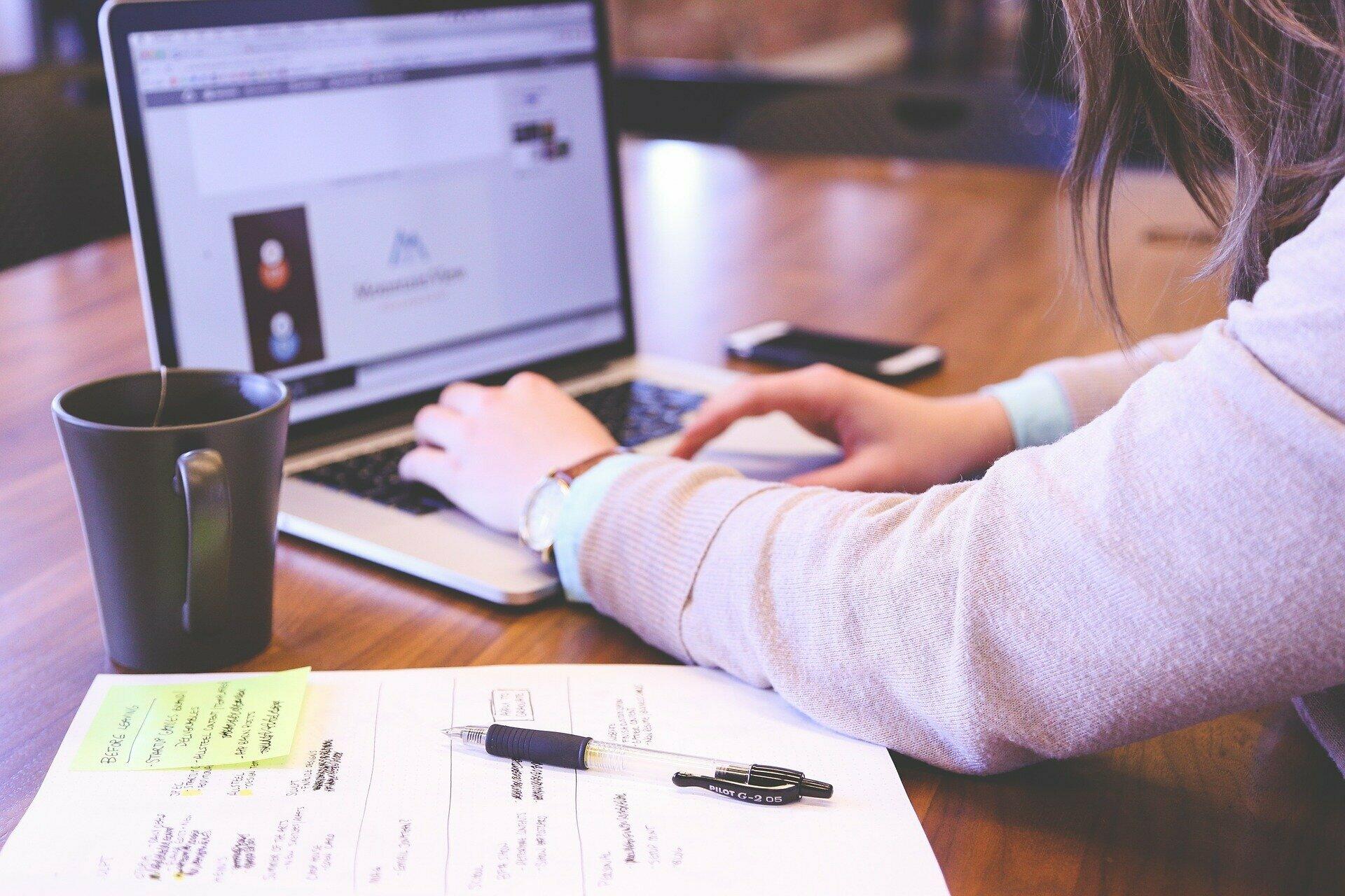 Schüler arbeitet am Laptop