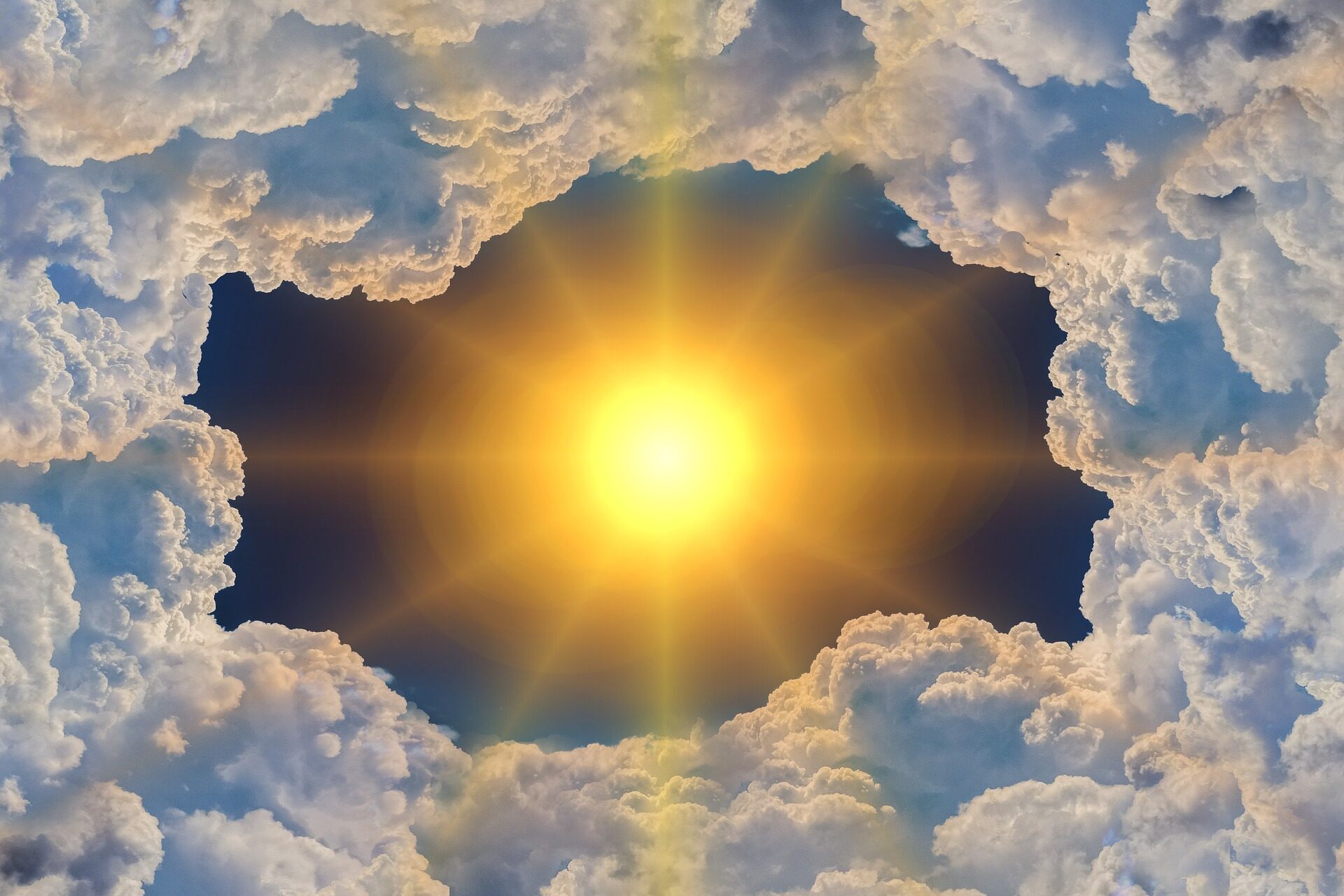 Bild einer Sonne, die durch Wolken hervorstrahlt als Veranschaulichung von Klima und Klimawandel.