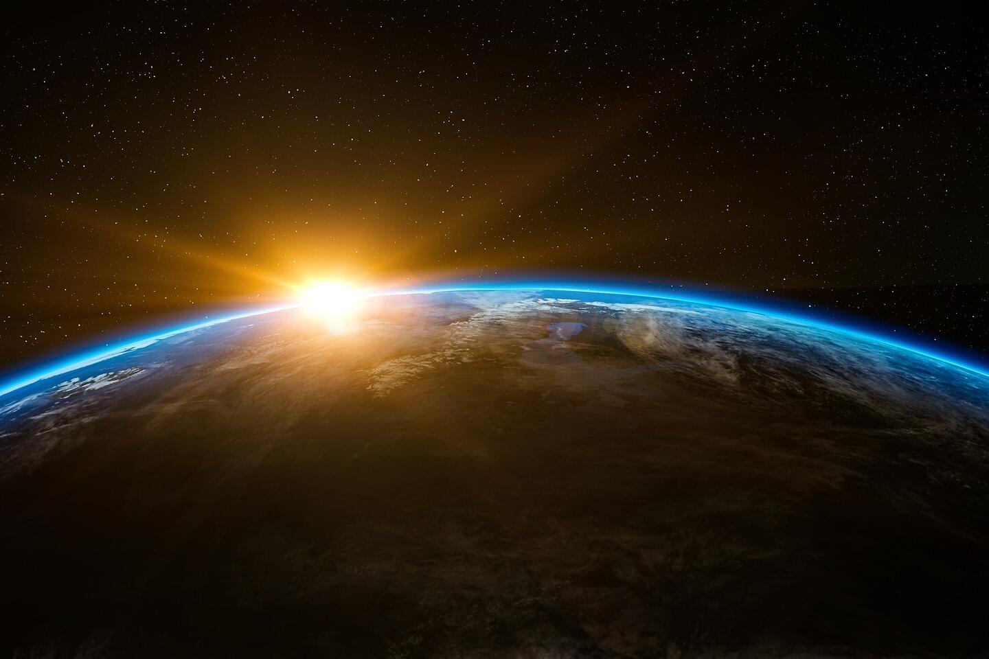 Abbildung einer Erdkugel mit Sonnenaufgang