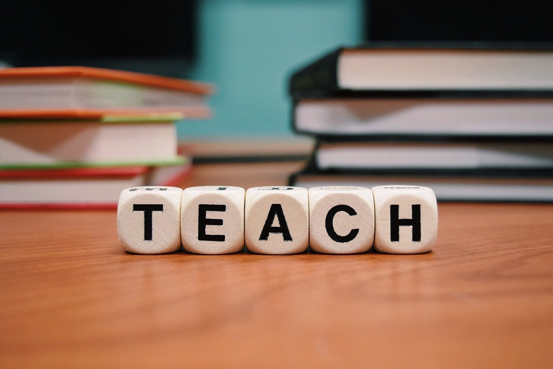 Ein Foto mit dem Wort "Teach" zur Veranschaulichung von Lehrerbildung