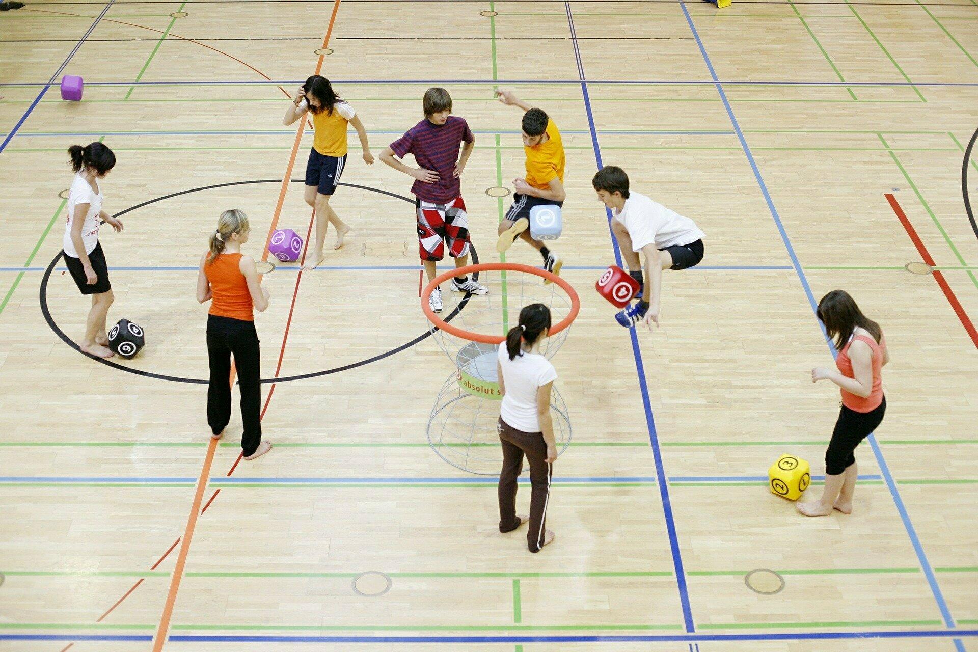 Ein Schulklasse beim Mannschaftssport.